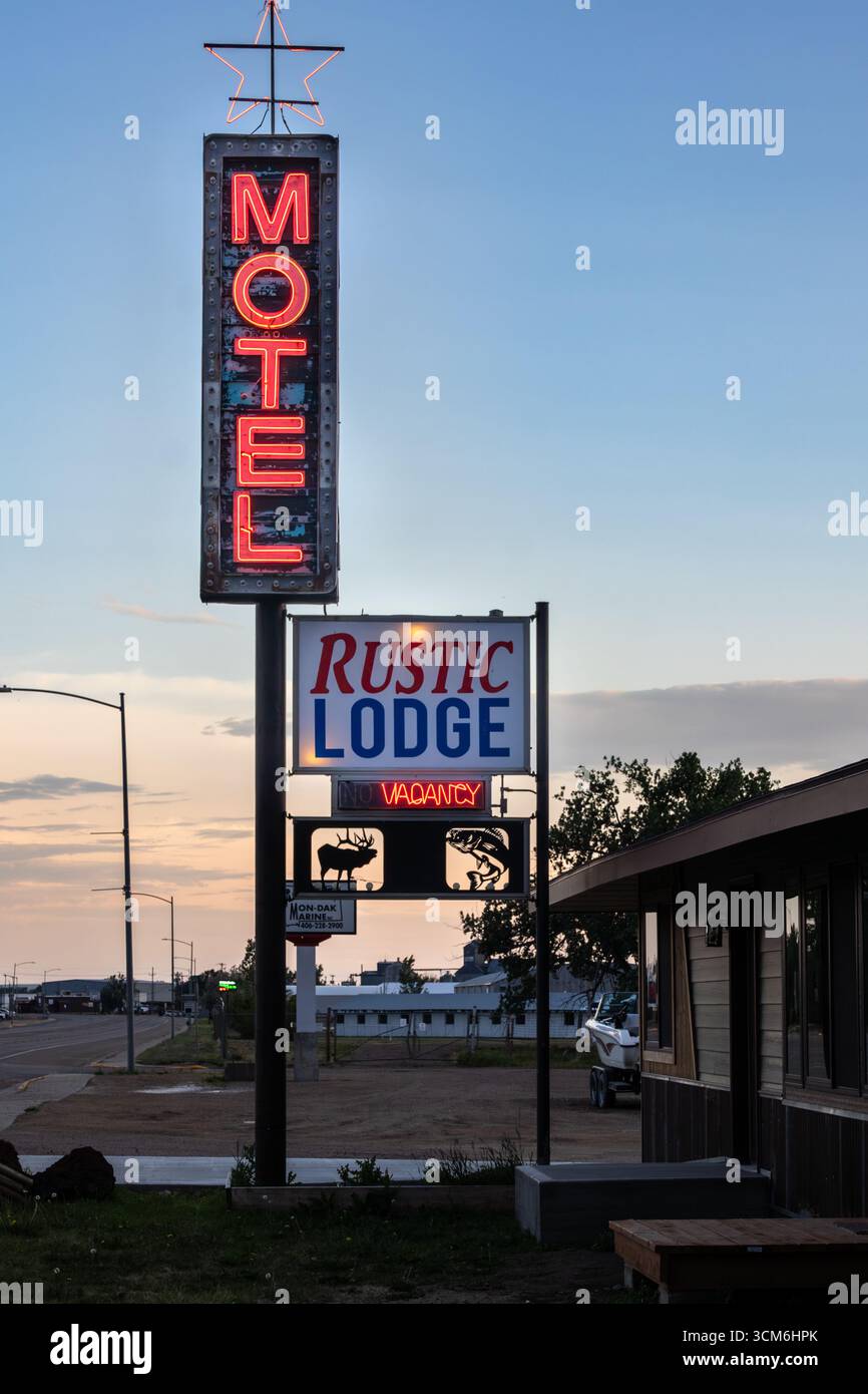 Glasgow MT USA 13 juin 2025 - rustique Lodge Neon Sign le long de la Highway 2 Banque D'Images