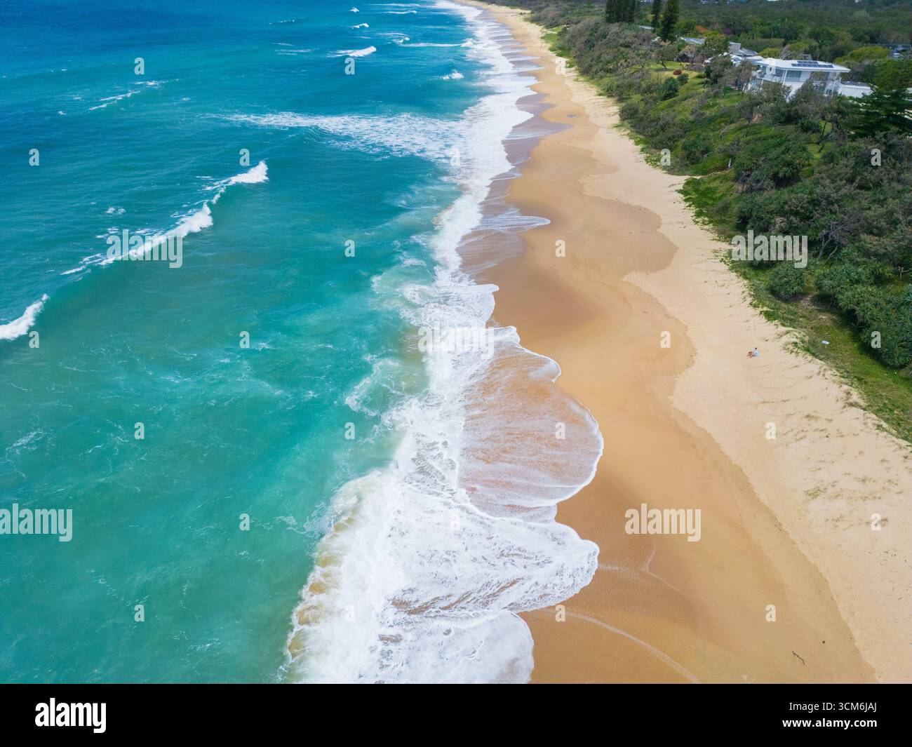 Vue aérienne des vagues sur une longue plage de sable à Currimundi sur la Sunshine Coast dans le Queensland, Australie. Banque D'Images