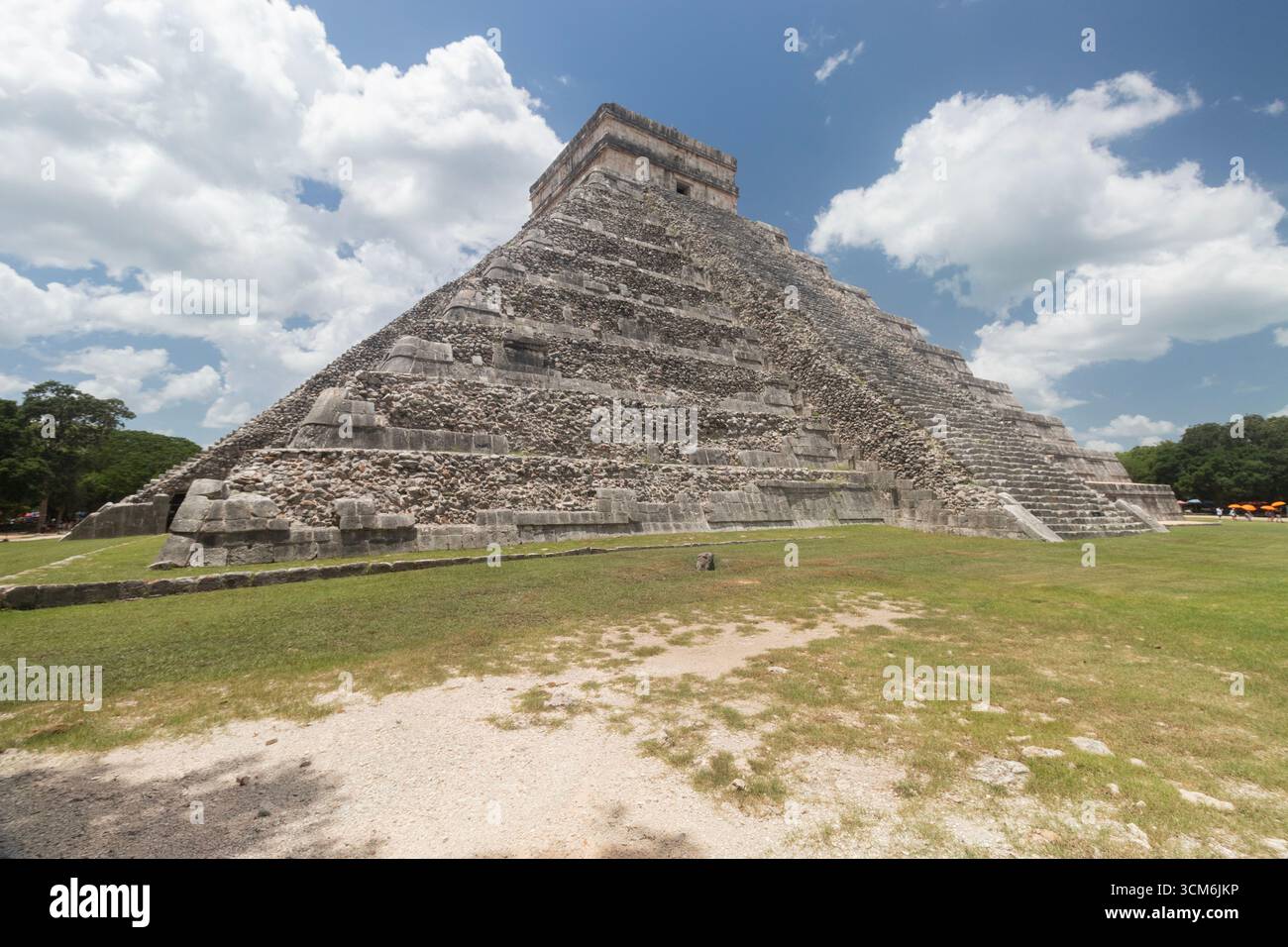 Le côté ouest du célèbre temple kukulkan dans le site archéologique mayan Chichen Itza Banque D'Images