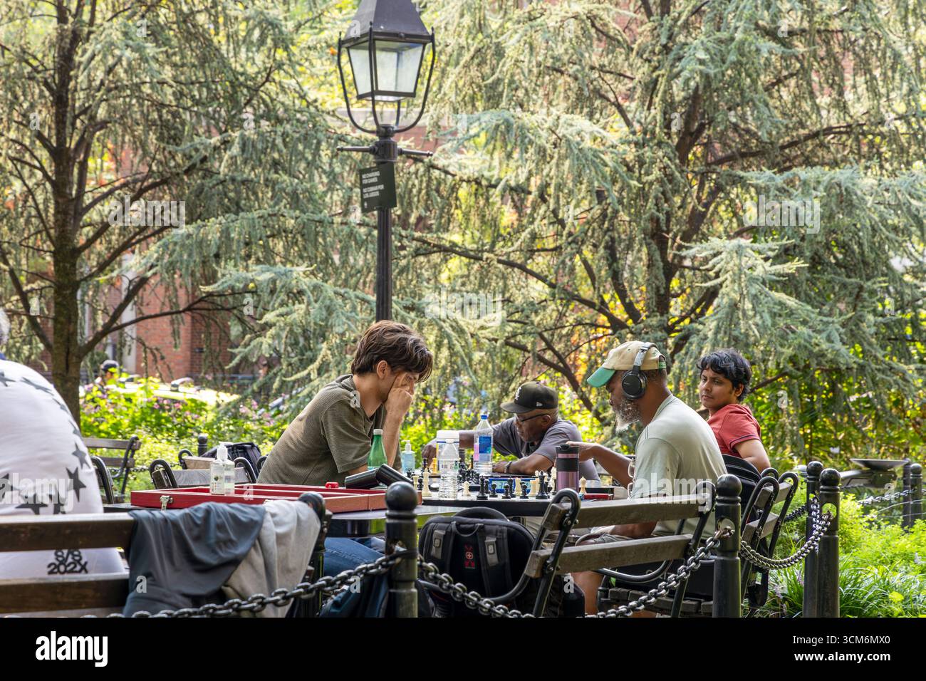 New York City, New York - 6 septembre 2025 : les gens visitent et apprécient le Washington Square Park autour de la fontaine. Banque D'Images