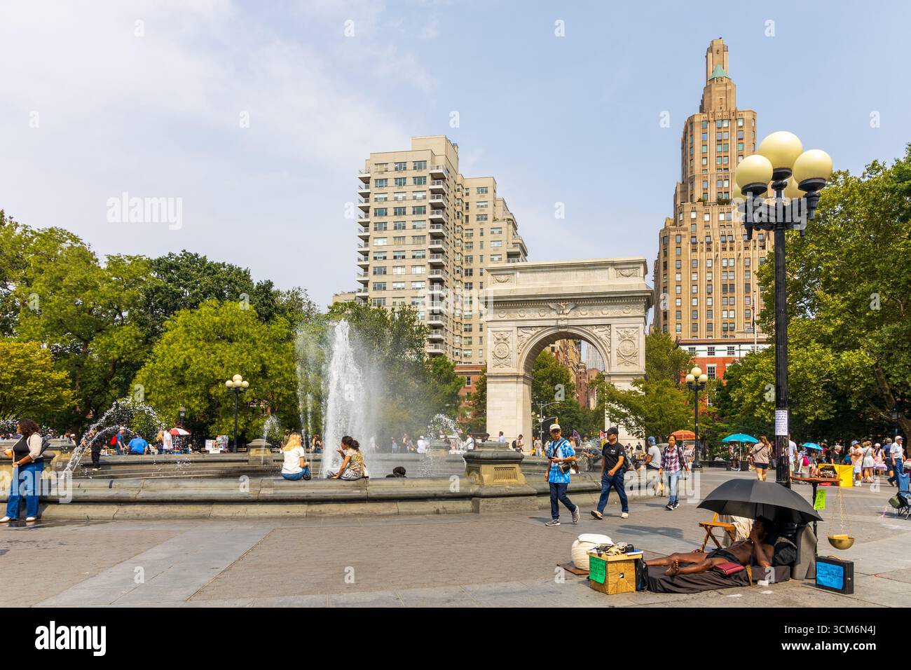New York City, New York - 6 septembre 2025 : les gens visitent et apprécient le Washington Square Park autour de la fontaine. Banque D'Images
