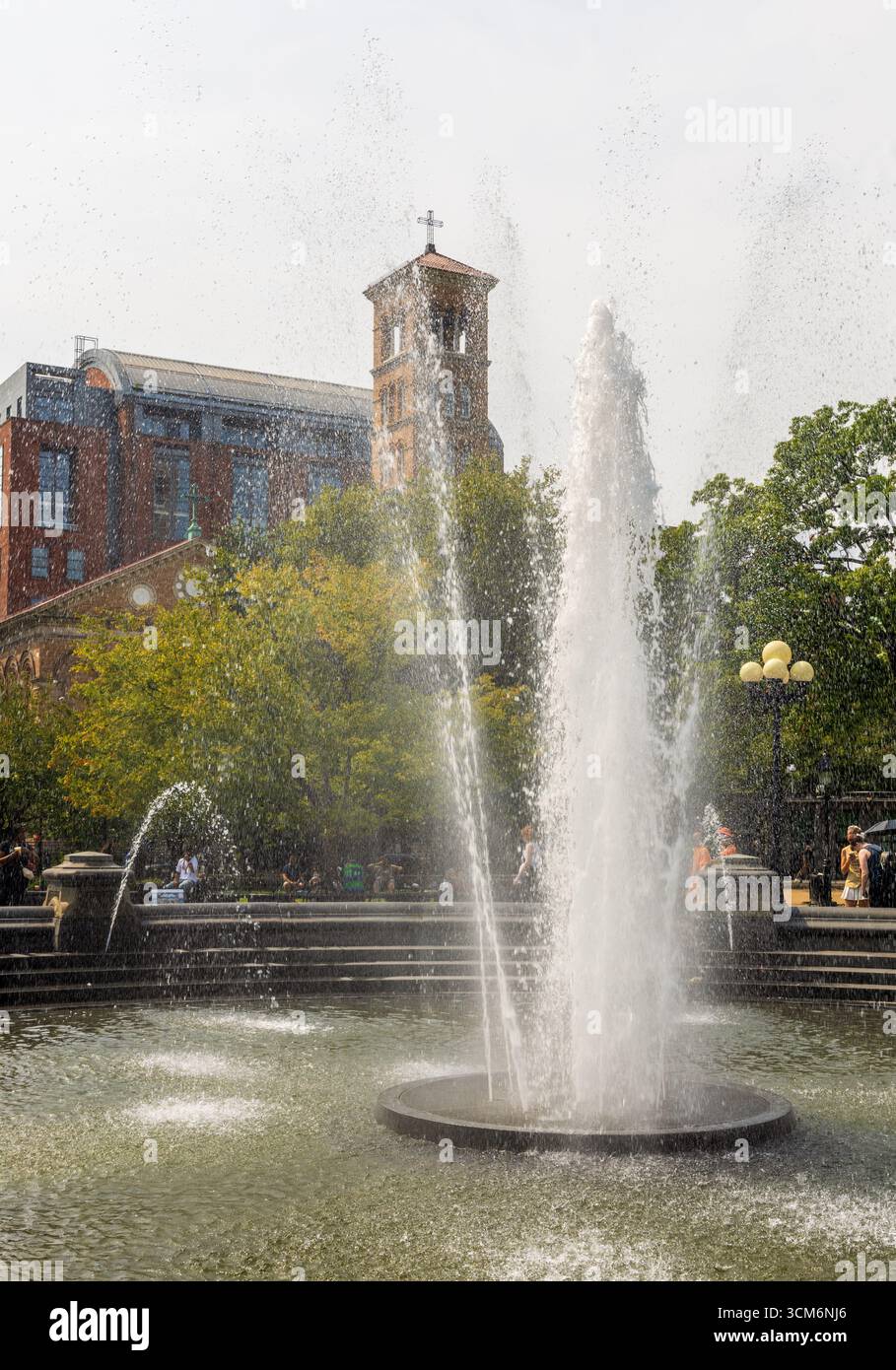 New York City, New York - 6 septembre 2025 : les gens visitent et apprécient le Washington Square Park autour de la fontaine. Banque D'Images