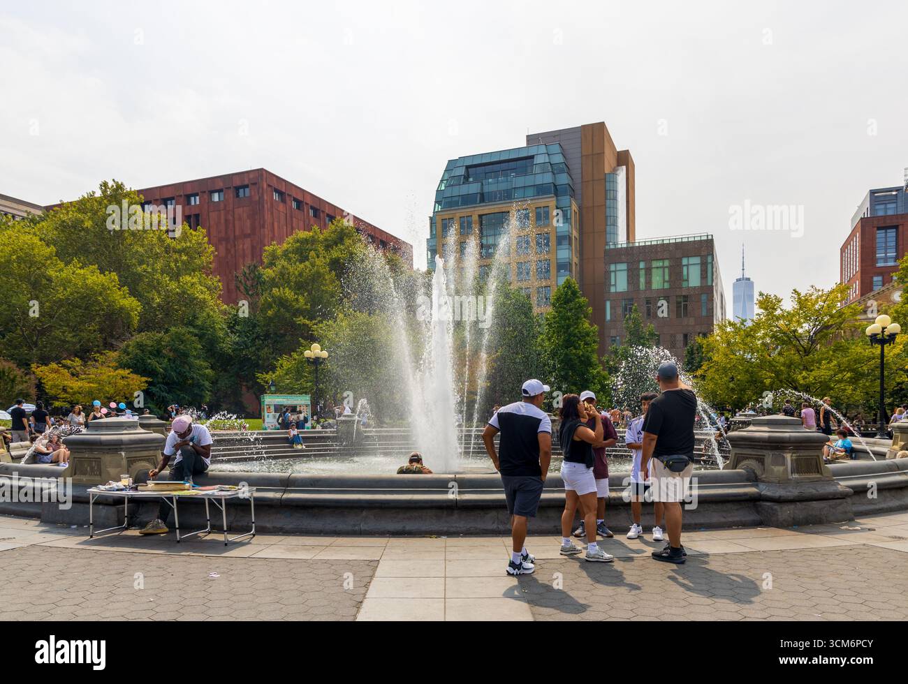 New York City, New York - 6 septembre 2025 : les gens visitent et apprécient le Washington Square Park autour de la fontaine. Banque D'Images