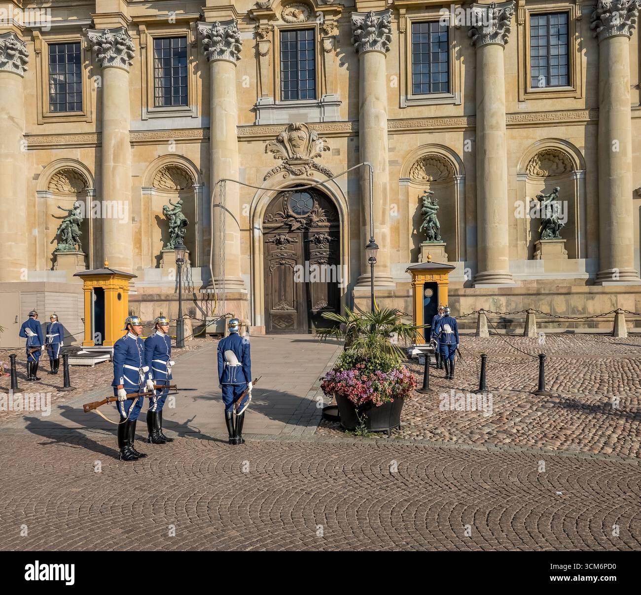 Des soldats royaux suédois en uniforme de tuniques bleues et des casques argentés changent de garde devant le Palais Royal de Stockholm en Suède Banque D'Images