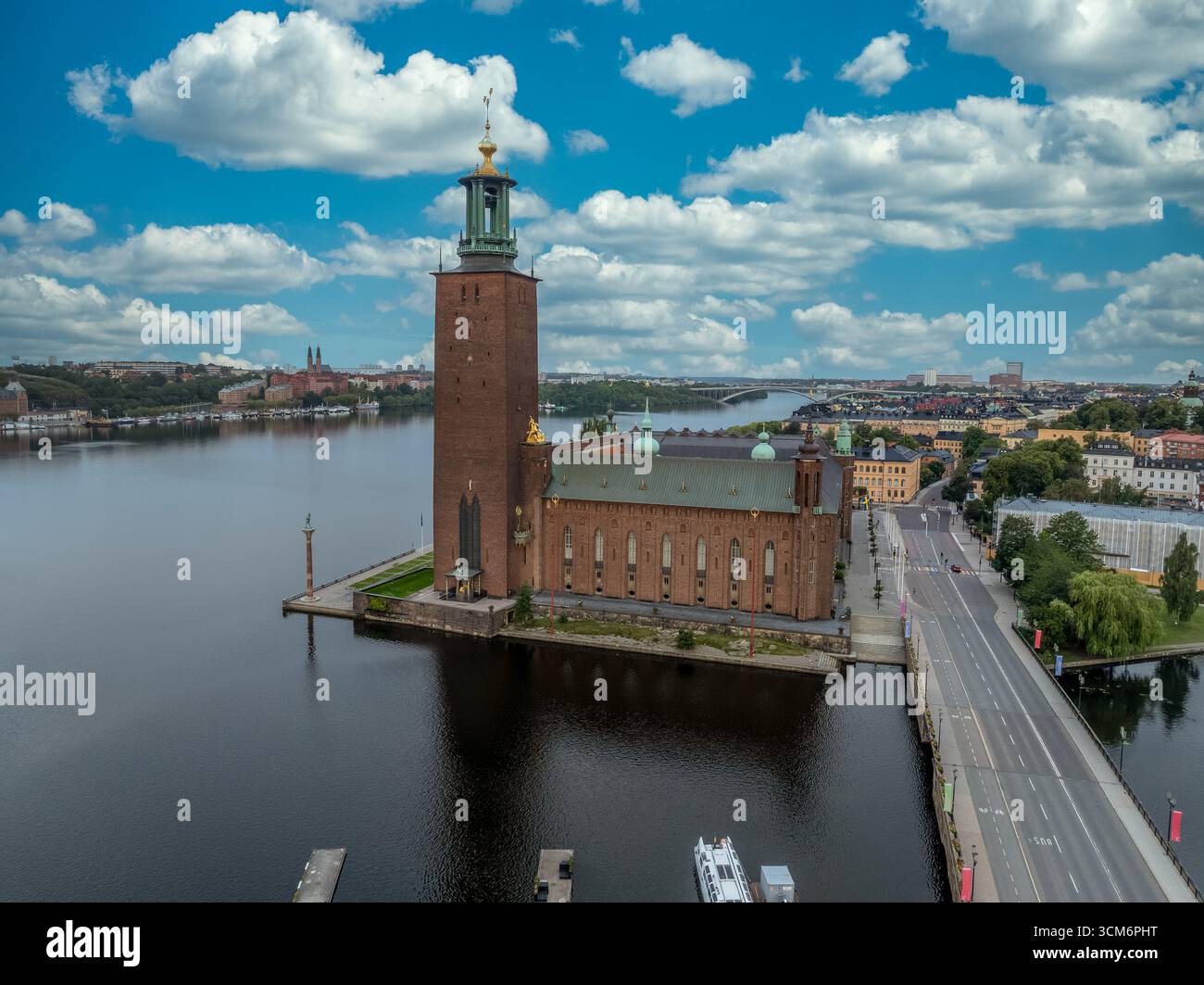 Vue aérienne de la mairie de Stockholm inspirée de l'architecture médiévale faite de briques sur l'eau Banque D'Images