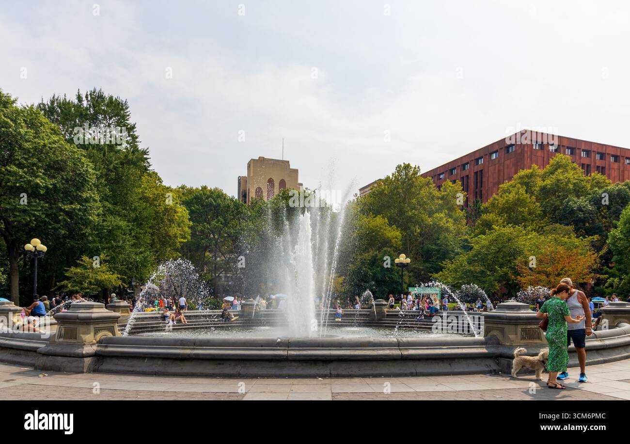 New York City, New York - 6 septembre 2025 : les gens visitent et apprécient le Washington Square Park autour de la fontaine. Banque D'Images