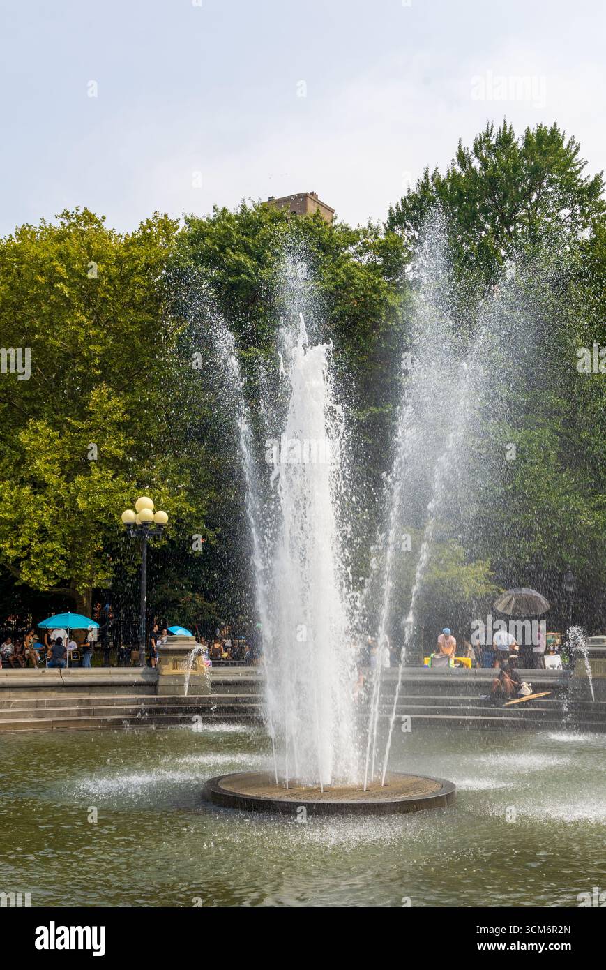 New York City, New York - 6 septembre 2025 : les gens visitent et apprécient le Washington Square Park autour de la fontaine. Banque D'Images