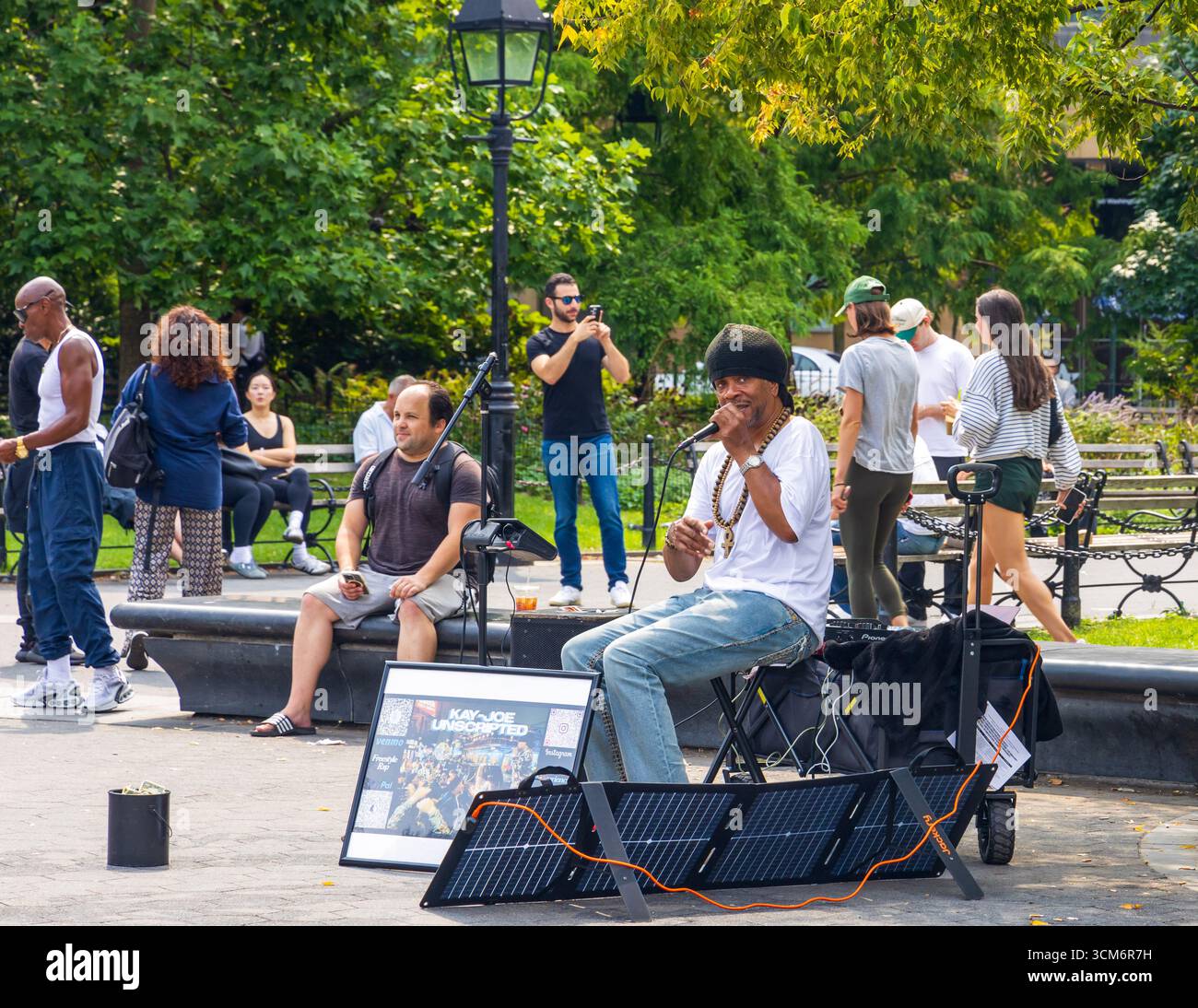 New York City, New York - 6 septembre 2025 : les gens visitent et apprécient le Washington Square Park autour de la fontaine. Banque D'Images