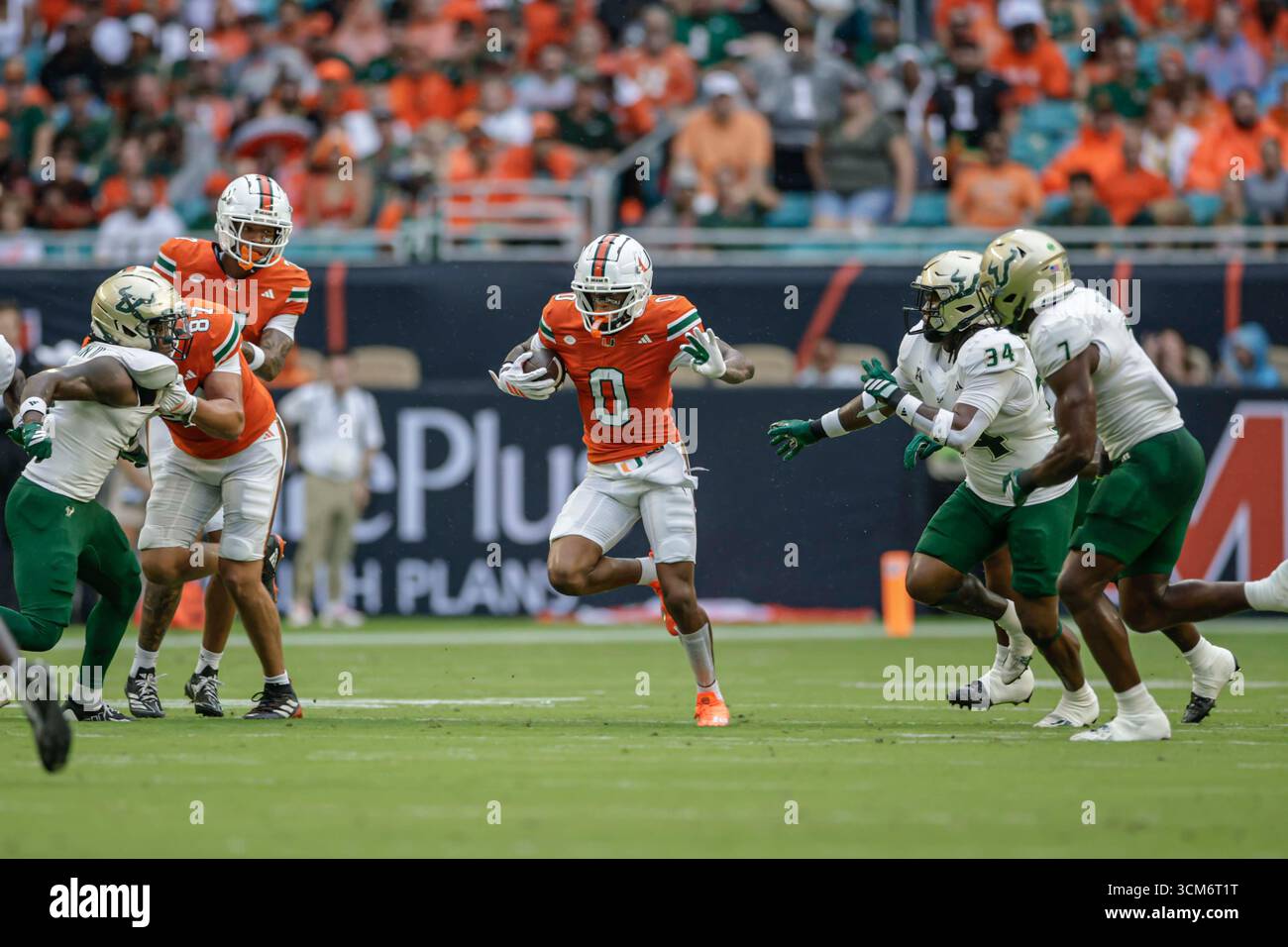 Miami, FL : Keelan Marion (0), receveur des Miami Hurricanes Wide, fait une réception et court avec le ballon lors d'un match de la NCAA contre les South Florida Bulls le samedi 13 septembre 2025 au Hard Rock Stadium. Les Hurricanes ont battu les Bulls 49-12. (Kim Hukari/image du sport) Banque D'Images Miami, FL : Keelan Marion (0), receveur des Miami Hurricanes Wide, fait une réception et court avec le ballon lors d'un match de la NCAA contre les South Florida Bulls le samedi 13 septembre 2025 au Hard Rock Stadium. Les Hurricanes ont battu les Bulls 49-12. (Kim Hukari/image du sport) Banque D'Images
