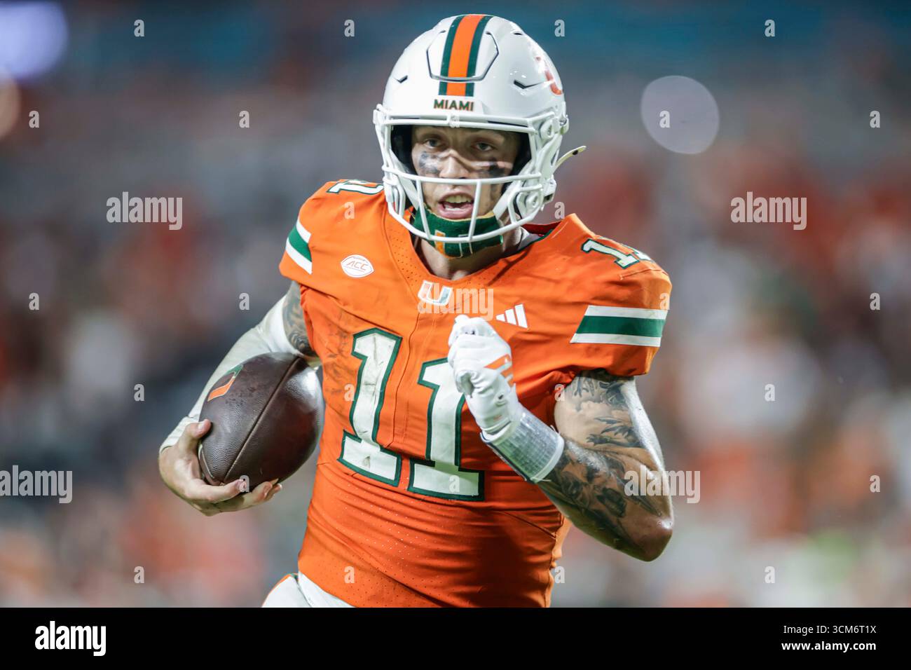Miami, FL : le quarterback des Miami Hurricanes Carson Beck (11 ans) court et marque un touchdown lors d'un match de la NCAA contre les South Florida Bulls le samedi 13 septembre 2025 au Hard Rock Stadium. Les Hurricanes ont battu les Bulls 49-12. (Kim Hukari/image du sport) Banque D'Images Miami, FL : le quarterback des Miami Hurricanes Carson Beck (11 ans) court et marque un touchdown lors d'un match de la NCAA contre les South Florida Bulls le samedi 13 septembre 2025 au Hard Rock Stadium. Les Hurricanes ont battu les Bulls 49-12. (Kim Hukari/image du sport) Banque D'Images