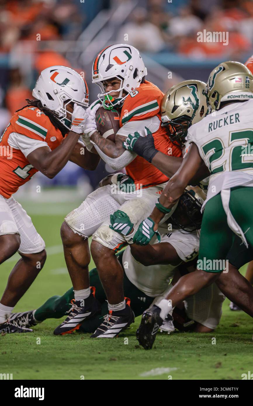 Miami, FL : Miami Hurricanes Running back CharMar Brown (6) conduit pour obtenir une première descente lors d'un match de la NCAA contre les South Florida Bulls le samedi 13 septembre 2025 au Hard Rock Stadium. Les Hurricanes ont battu les Bulls 49-12. (Kim Hukari/image du sport) Banque D'Images Miami, FL : Miami Hurricanes Running back CharMar Brown (6) conduit pour obtenir une première descente lors d'un match de la NCAA contre les South Florida Bulls le samedi 13 septembre 2025 au Hard Rock Stadium. Les Hurricanes ont battu les Bulls 49-12. (Kim Hukari/image du sport) Banque D'Images