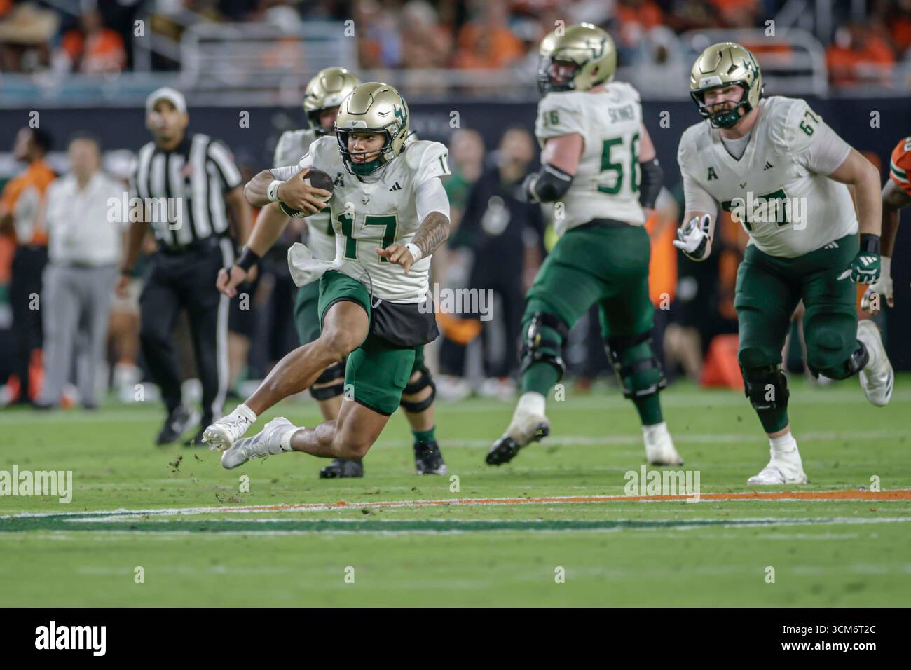 Miami, FL : le quarterback Byrum Brown (17 ans) des South Florida Bulls sort de la poche et court avec le ballon lors d'un match de la NCAA contre les Hurricanes de Miami le samedi 13 septembre 2025 au Hard Rock Stadium. Les Hurricanes ont battu les Bulls 49-12. (Kim Hukari/image du sport) Banque D'Images Miami, FL : le quarterback Byrum Brown (17 ans) des South Florida Bulls sort de la poche et court avec le ballon lors d'un match de la NCAA contre les Hurricanes de Miami le samedi 13 septembre 2025 au Hard Rock Stadium. Les Hurricanes ont battu les Bulls 49-12. (Kim Hukari/image du sport) Banque D'Images
