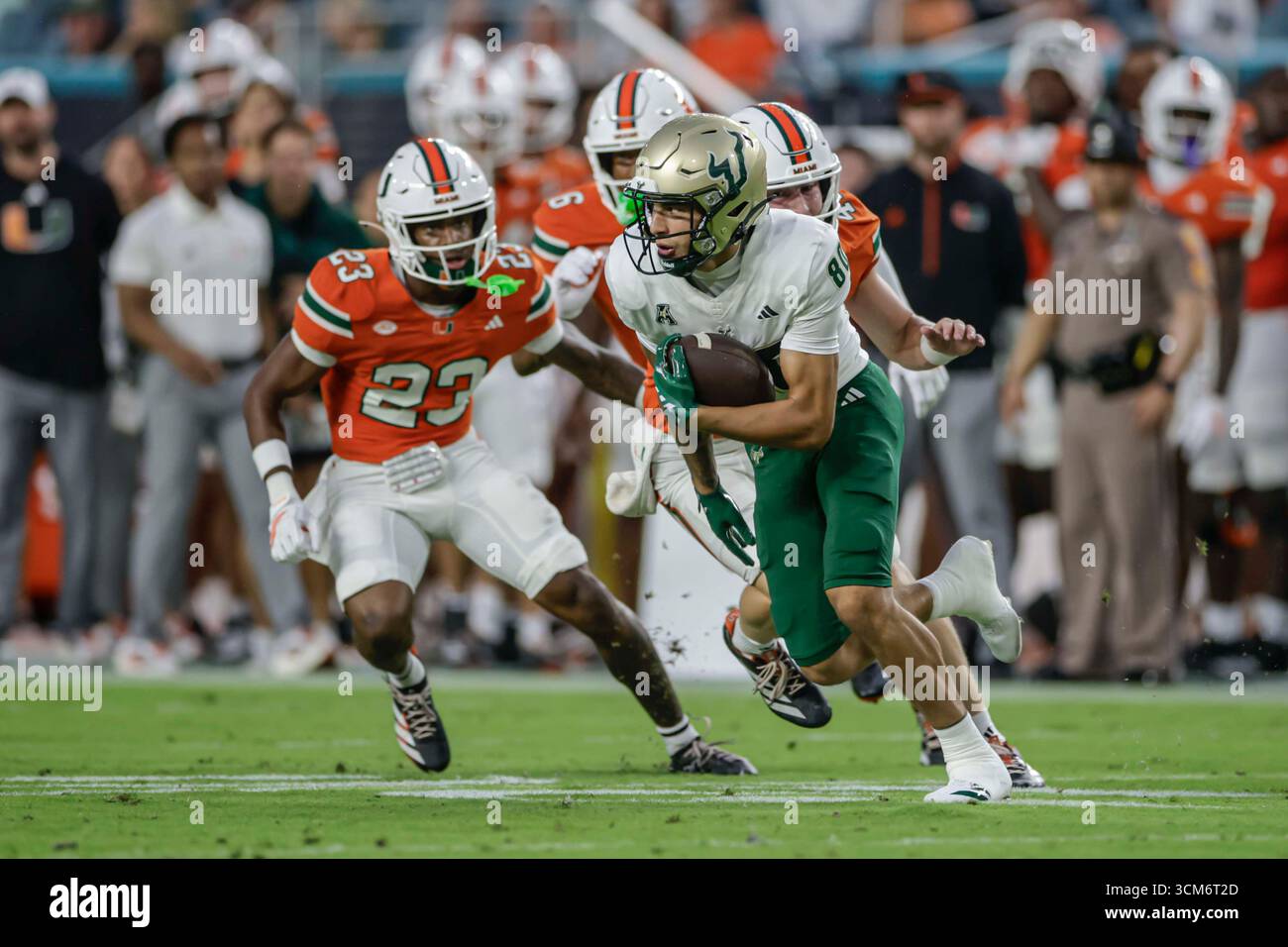 Miami, FL : Joshua porter (80 ans), receveur des South Florida Bulls Wide, fait une réception et court avec le ballon lors d'un match de la NCAA contre les Hurricanes de Miami le samedi 13 septembre 2025 au Hard Rock Stadium. Les Hurricanes ont battu les Bulls 49-12. (Kim Hukari/image du sport) Banque D'Images Miami, FL : Joshua porter (80 ans), receveur des South Florida Bulls Wide, fait une réception et court avec le ballon lors d'un match de la NCAA contre les Hurricanes de Miami le samedi 13 septembre 2025 au Hard Rock Stadium. Les Hurricanes ont battu les Bulls 49-12. (Kim Hukari/image du sport) Banque D'Images