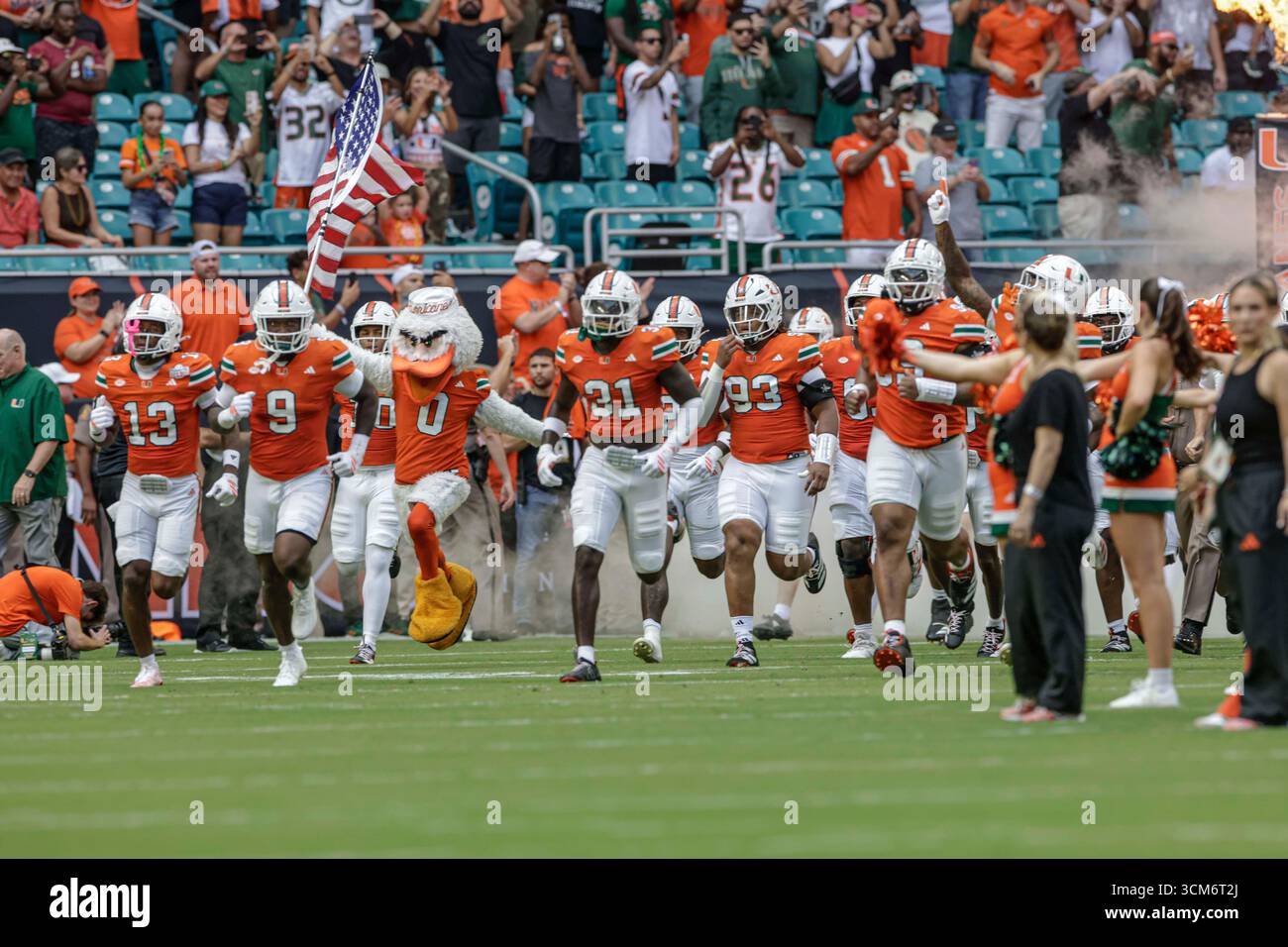 Miami, FL : les Hurricanes de Miami prennent le terrain avant un match de la NCAA contre les South Florida Bulls le samedi 13 septembre 2025 au Hard Rock Stadium. Les Hurricanes ont battu les Bulls 49-12. (Kim Hukari/image du sport) Banque D'Images Miami, FL : les Hurricanes de Miami prennent le terrain avant un match de la NCAA contre les South Florida Bulls le samedi 13 septembre 2025 au Hard Rock Stadium. Les Hurricanes ont battu les Bulls 49-12. (Kim Hukari/image du sport) Banque D'Images