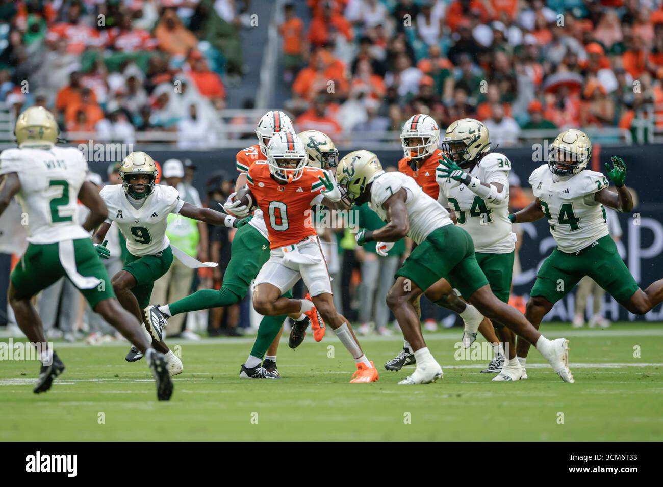 Miami, FL : Keelan Marion (0), receveur des Miami Hurricanes Wide, fait une réception et court avec le ballon lors d'un match de la NCAA contre les South Florida Bulls le samedi 13 septembre 2025 au Hard Rock Stadium. Les Hurricanes ont battu les Bulls 49-12. (Kim Hukari/image du sport) Banque D'Images Miami, FL : Keelan Marion (0), receveur des Miami Hurricanes Wide, fait une réception et court avec le ballon lors d'un match de la NCAA contre les South Florida Bulls le samedi 13 septembre 2025 au Hard Rock Stadium. Les Hurricanes ont battu les Bulls 49-12. (Kim Hukari/image du sport) Banque D'Images