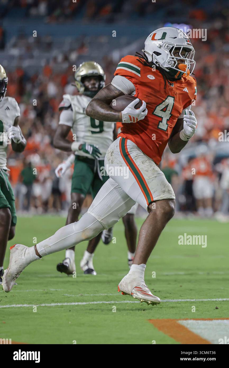 Miami, FL : Miami Hurricanes Running back Mark Fletcher Jr. (4) lance la balle dans la zone finale lors d'un match de la NCAA contre les South Florida Bulls le samedi 13 septembre 2025 au Hard Rock Stadium. Les Hurricanes ont battu les Bulls 49-12. (Kim Hukari/image du sport) Banque D'Images Miami, FL : Miami Hurricanes Running back Mark Fletcher Jr. (4) lance la balle dans la zone finale lors d'un match de la NCAA contre les South Florida Bulls le samedi 13 septembre 2025 au Hard Rock Stadium. Les Hurricanes ont battu les Bulls 49-12. (Kim Hukari/image du sport) Banque D'Images