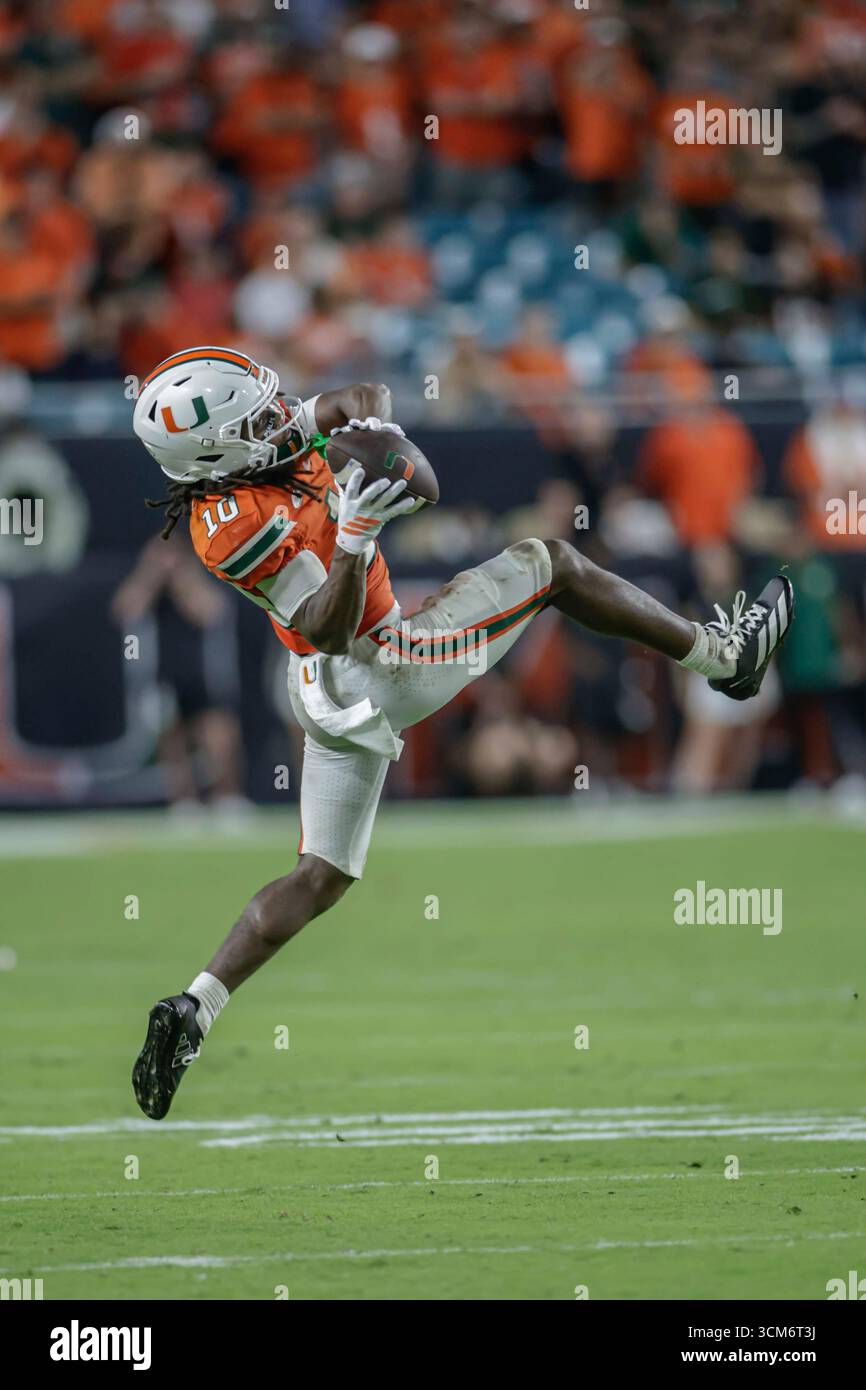 Miami, FL : Malachi Toney (10 ans), receveur des Miami Hurricanes Wide, fait une réception lors d'un match de la NCAA contre les South Florida Bulls le samedi 13 septembre 2025 au Hard Rock Stadium. Les Hurricanes ont battu les Bulls 49-12. (Kim Hukari/image du sport) Banque D'Images Miami, FL : Malachi Toney (10 ans), receveur des Miami Hurricanes Wide, fait une réception lors d'un match de la NCAA contre les South Florida Bulls le samedi 13 septembre 2025 au Hard Rock Stadium. Les Hurricanes ont battu les Bulls 49-12. (Kim Hukari/image du sport) Banque D'Images