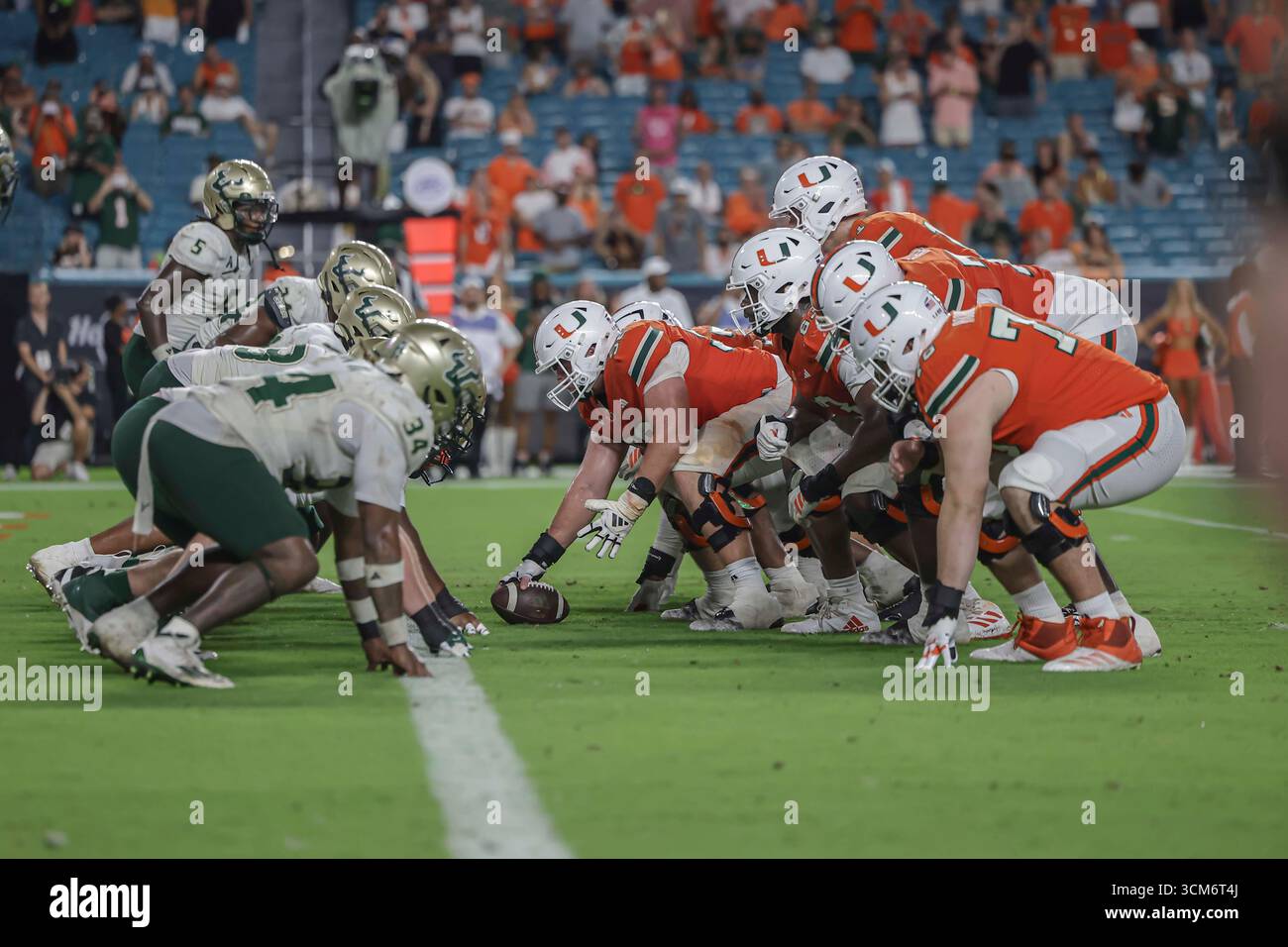 Miami, FL : une vue générale de la ligne de scrimmage lors d'un match de la NCAA entre les Hurricanes de Miami et les Bulls de Floride du Sud le samedi 13 septembre 2025 au Hard Rock Stadium. Les Hurricanes ont battu les Bulls 49-12. (Kim Hukari/image du sport) Banque D'Images Miami, FL : une vue générale de la ligne de scrimmage lors d'un match de la NCAA entre les Hurricanes de Miami et les Bulls de Floride du Sud le samedi 13 septembre 2025 au Hard Rock Stadium. Les Hurricanes ont battu les Bulls 49-12. (Kim Hukari/image du sport) Banque D'Images