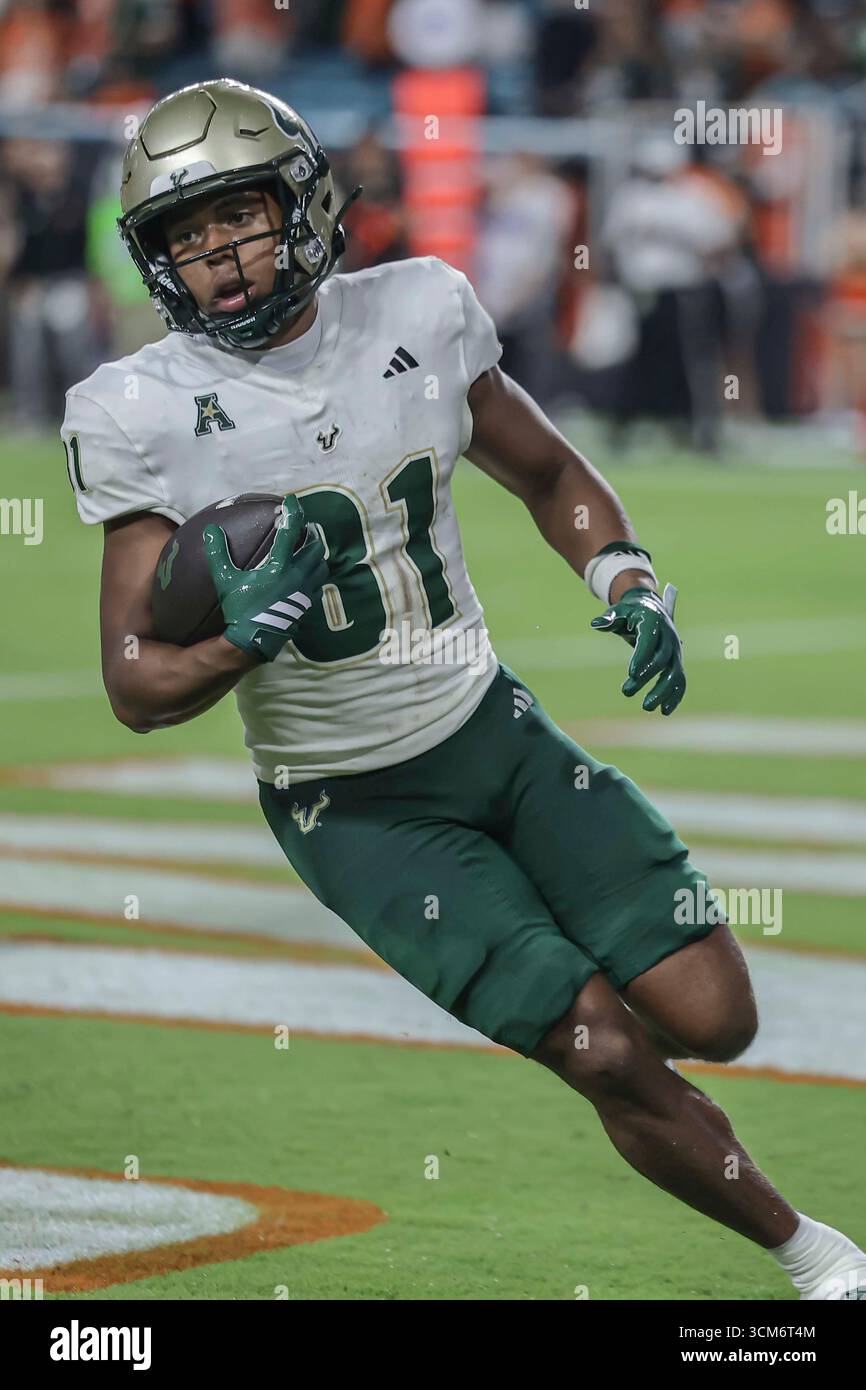 Miami, FL : le receveur Christian Neptune (81) des South Florida Bulls Wide marque un touchdown lors d'un match de la NCAA contre les Hurricanes de Miami le samedi 13 septembre 2025 au Hard Rock Stadium. Les Hurricanes ont battu les Bulls 49-12. (Kim Hukari/image du sport) Banque D'Images Miami, FL : le receveur Christian Neptune (81) des South Florida Bulls Wide marque un touchdown lors d'un match de la NCAA contre les Hurricanes de Miami le samedi 13 septembre 2025 au Hard Rock Stadium. Les Hurricanes ont battu les Bulls 49-12. (Kim Hukari/image du sport) Banque D'Images