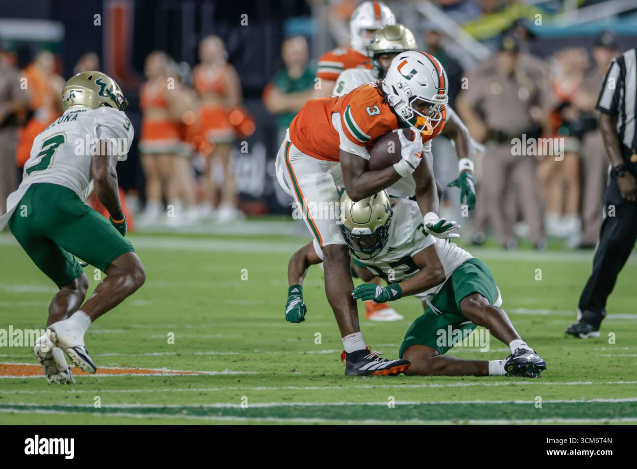 Miami, FL : Joshua Moore (3), receveur des Miami Hurricanes Wide, fait une réception et court avec le ballon lors d'un match de la NCAA contre les Bullson du sud de la Floride le samedi 13 septembre 2025 au Hard Rock Stadium. Les Hurricanes ont battu les Bulls 49-12. (Kim Hukari/image du sport) Banque D'Images Miami, FL : Joshua Moore (3), receveur des Miami Hurricanes Wide, fait une réception et court avec le ballon lors d'un match de la NCAA contre les Bullson du sud de la Floride le samedi 13 septembre 2025 au Hard Rock Stadium. Les Hurricanes ont battu les Bulls 49-12. (Kim Hukari/image du sport) Banque D'Images