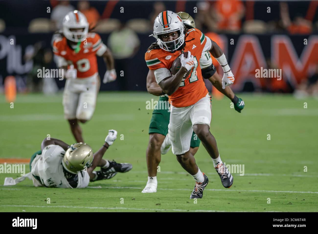 Miami, FL : Tony Johnson (17 ans), receveur des Miami Hurricanes Wide, fait une réception et court avec le ballon lors d'un match de la NCAA contre les South Florida Bulls le samedi 13 septembre 2025 au Hard Rock Stadium. Les Hurricanes ont battu les Bulls 49-12. (Kim Hukari/image du sport) Banque D'Images Miami, FL : Tony Johnson (17 ans), receveur des Miami Hurricanes Wide, fait une réception et court avec le ballon lors d'un match de la NCAA contre les South Florida Bulls le samedi 13 septembre 2025 au Hard Rock Stadium. Les Hurricanes ont battu les Bulls 49-12. (Kim Hukari/image du sport) Banque D'Images