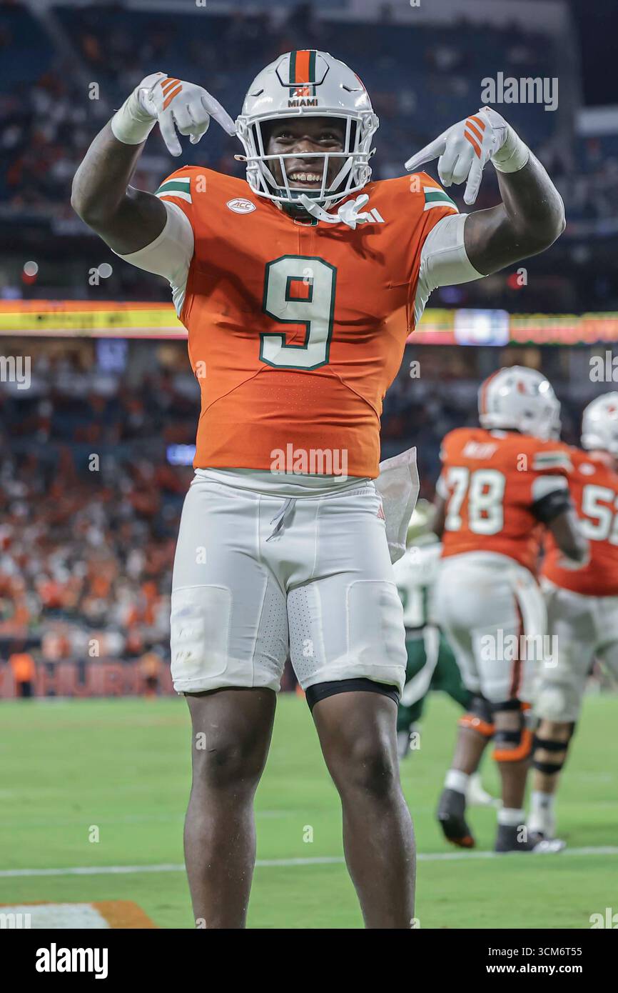 Miami, FL : Miami Hurricanes Tight End Elija Lofton (9 ans) célèbre un touchdown lors d'un match de la NCAA contre les South Florida Bulls le samedi 13 septembre 2025 au Hard Rock Stadium. Les Hurricanes ont battu les Bulls 49-12. (Kim Hukari/image du sport) Banque D'Images Miami, FL : Miami Hurricanes Tight End Elija Lofton (9 ans) célèbre un touchdown lors d'un match de la NCAA contre les South Florida Bulls le samedi 13 septembre 2025 au Hard Rock Stadium. Les Hurricanes ont battu les Bulls 49-12. (Kim Hukari/image du sport) Banque D'Images