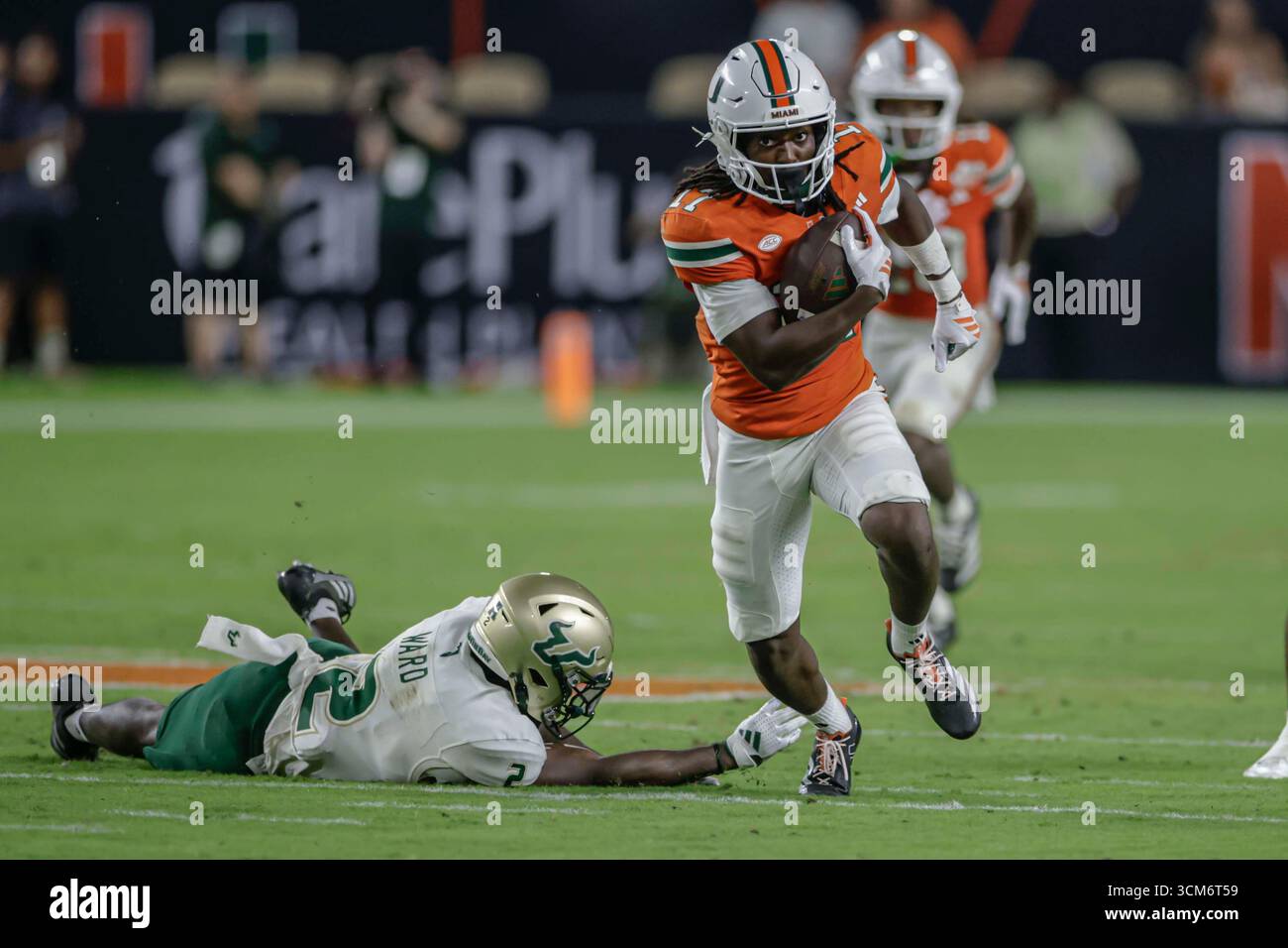 Miami, FL : Tony Johnson (17 ans), receveur des Miami Hurricanes Wide, fait une réception et court avec le ballon lors d'un match de la NCAA contre les South Florida Bulls le samedi 13 septembre 2025 au Hard Rock Stadium. Les Hurricanes ont battu les Bulls 49-12. (Kim Hukari/image du sport) Banque D'Images Miami, FL : Tony Johnson (17 ans), receveur des Miami Hurricanes Wide, fait une réception et court avec le ballon lors d'un match de la NCAA contre les South Florida Bulls le samedi 13 septembre 2025 au Hard Rock Stadium. Les Hurricanes ont battu les Bulls 49-12. (Kim Hukari/image du sport) Banque D'Images