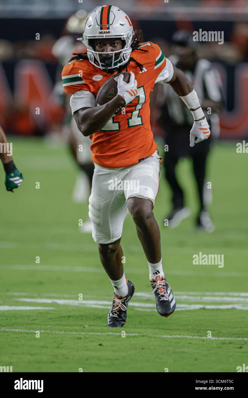 Miami, FL : Tony Johnson (17 ans), receveur des Miami Hurricanes Wide, fait une réception et court avec le ballon lors d'un match de la NCAA contre les South Florida Bulls le samedi 13 septembre 2025 au Hard Rock Stadium. Les Hurricanes ont battu les Bulls 49-12. (Kim Hukari/image du sport) Banque D'Images Miami, FL : Tony Johnson (17 ans), receveur des Miami Hurricanes Wide, fait une réception et court avec le ballon lors d'un match de la NCAA contre les South Florida Bulls le samedi 13 septembre 2025 au Hard Rock Stadium. Les Hurricanes ont battu les Bulls 49-12. (Kim Hukari/image du sport) Banque D'Images