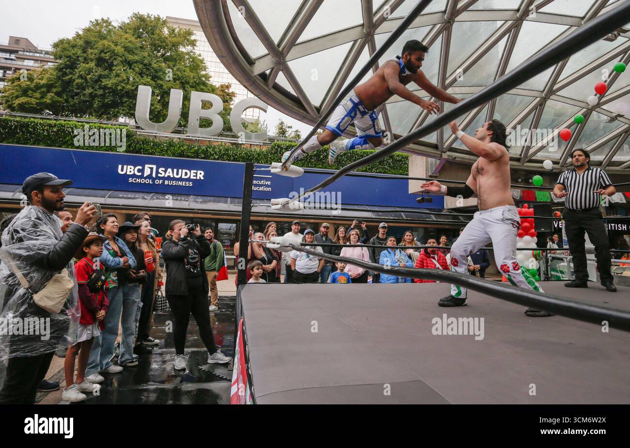 Vancouver, Canada. 14 septembre 2025. Les gens regardent un spectacle de lutte à la Fiesta Mexicana 2025 à Vancouver, Colombie-Britannique, Canada, le 14 septembre 2025. Mettant en vedette de la musique mexicaine, de la danse, de la nourriture et des spectacles culturels, la Fiesta Mexicana 2025 a eu lieu ici dimanche pour célébrer le prochain jour de l'indépendance du Mexique qui tombera le 16 septembre. Crédit : Liang Sen/Xinhua/Alamy Live News Banque D'Images