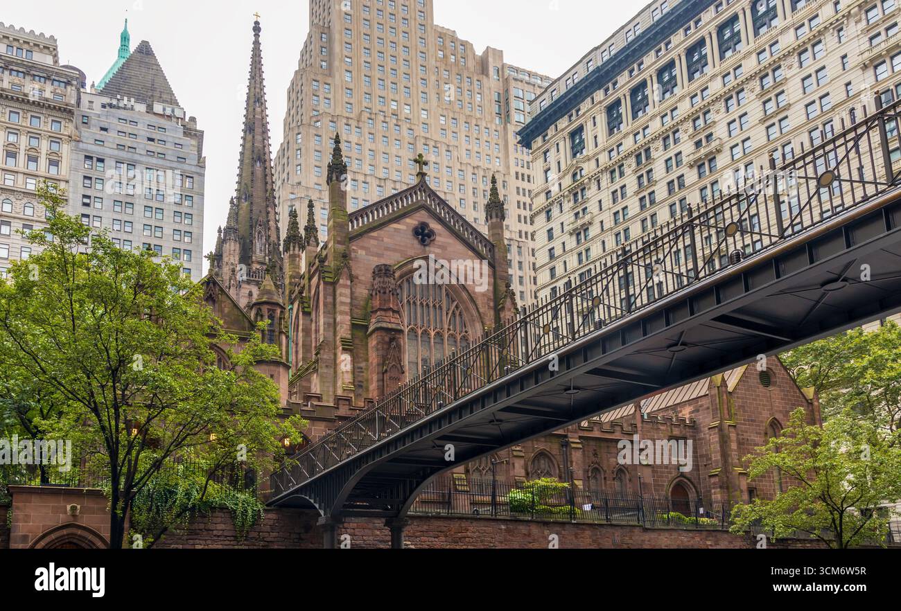 Trinity Church à Broadway et Wall Street, une église paroissiale historique et active dans le diocèse épiscopal de New York Banque D'Images