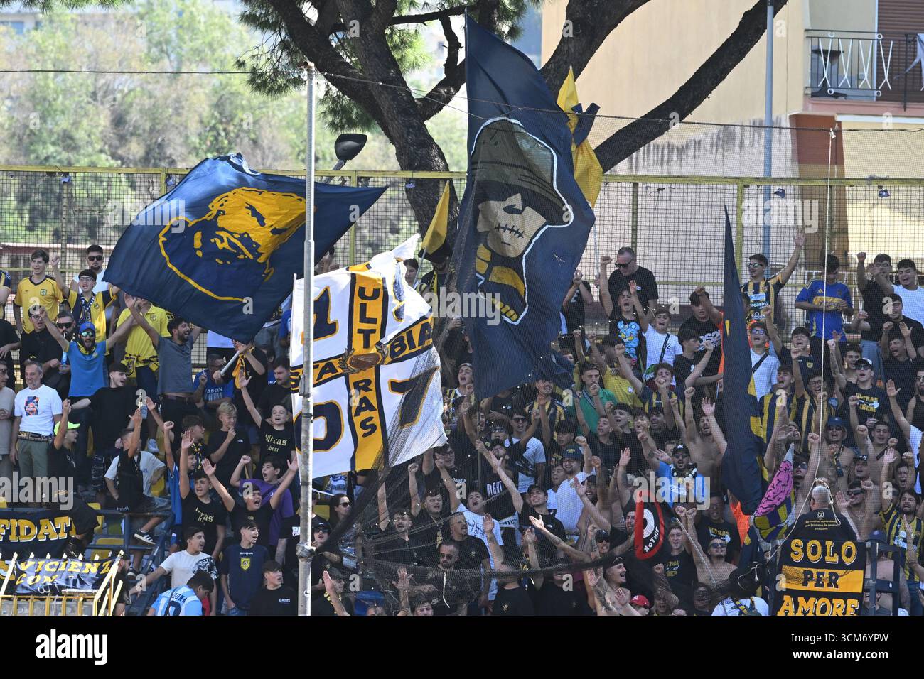 Castellamare Di Stabia, Naples, Italie. 13 septembre 2025. La courbe des fans de la Juve Stabia lors de la Serie BKT entre la SS Juve Stabia vs AC Reggiana 1919 au stade Romeo menti le 13 septembre 2025 à Castellamare di Stabia, italie (crédit image : © Agostino Gemito/Pacific Press via ZUMA Press Wire) USAGE ÉDITORIAL SEULEMENT ! Non destiné à UN USAGE commercial ! Banque D'Images