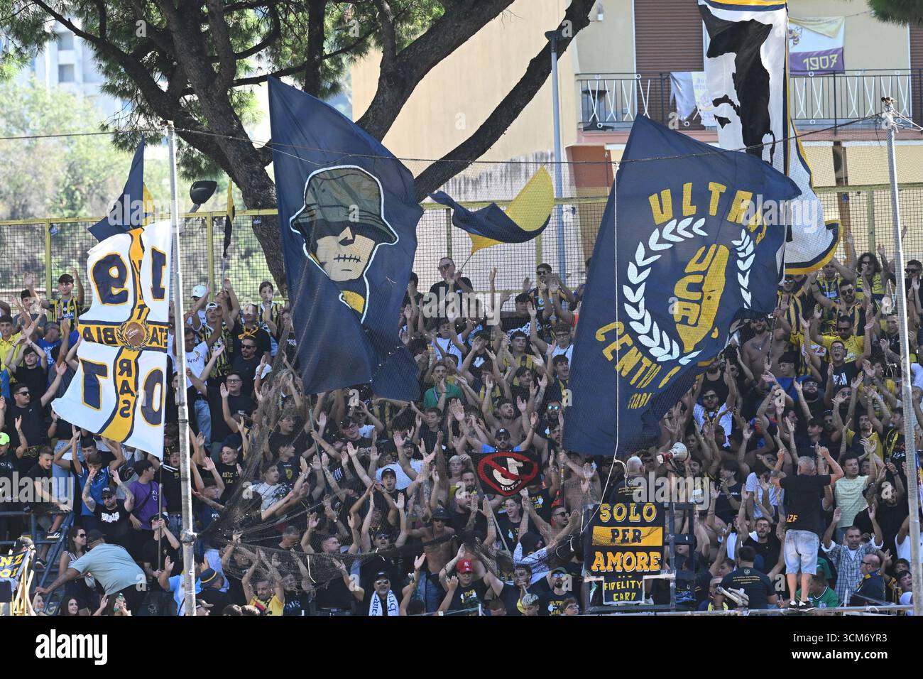 Castellamare Di Stabia, Naples, Italie. 13 septembre 2025. La courbe des fans de la Juve Stabia lors de la Serie BKT entre la SS Juve Stabia vs AC Reggiana 1919 au stade Romeo menti le 13 septembre 2025 à Castellamare di Stabia, italie (crédit image : © Agostino Gemito/Pacific Press via ZUMA Press Wire) USAGE ÉDITORIAL SEULEMENT ! Non destiné à UN USAGE commercial ! Banque D'Images