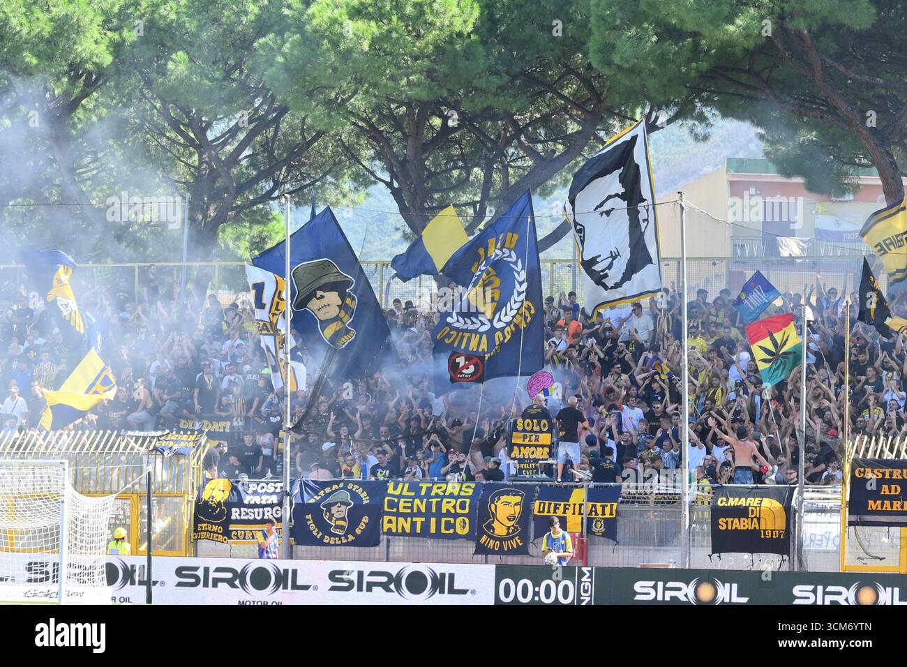 Castellamare Di Stabia, Naples, Italie. 13 septembre 2025. La courbe des fans de la Juve Stabia lors de la Serie BKT entre la SS Juve Stabia vs AC Reggiana 1919 au stade Romeo menti le 13 septembre 2025 à Castellamare di Stabia, italie (crédit image : © Agostino Gemito/Pacific Press via ZUMA Press Wire) USAGE ÉDITORIAL SEULEMENT ! Non destiné à UN USAGE commercial ! Banque D'Images