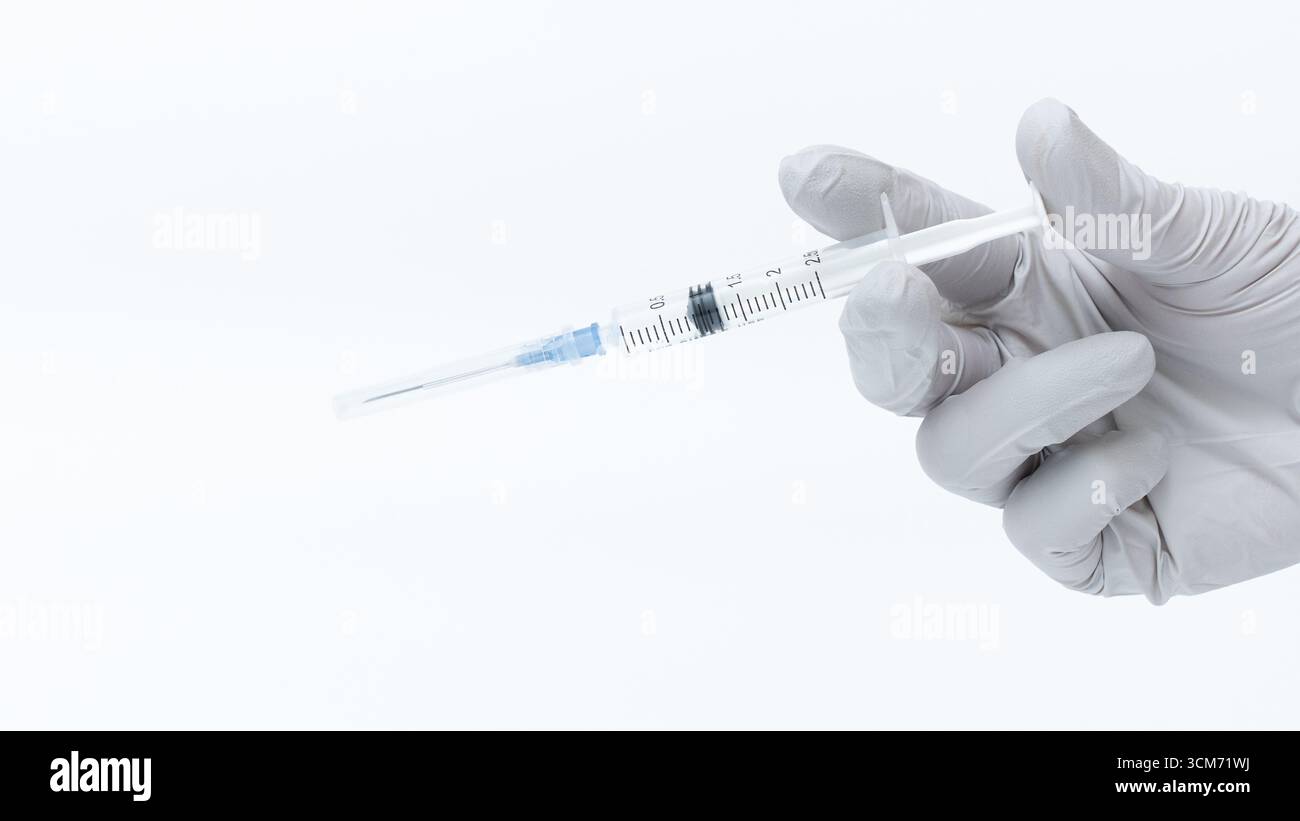 La main gantée tient une seringue remplie d'injection de semaglutide Ozempic, placée sur fond minimaliste, soulignant l'importance de la perte de poids Banque D'Images