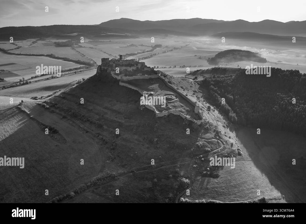 Vue aérienne des ruines du château de Spis. Site classé au patrimoine mondial de l'UNESCO. Spisske Podhradie. Slovaquie. Banque D'Images