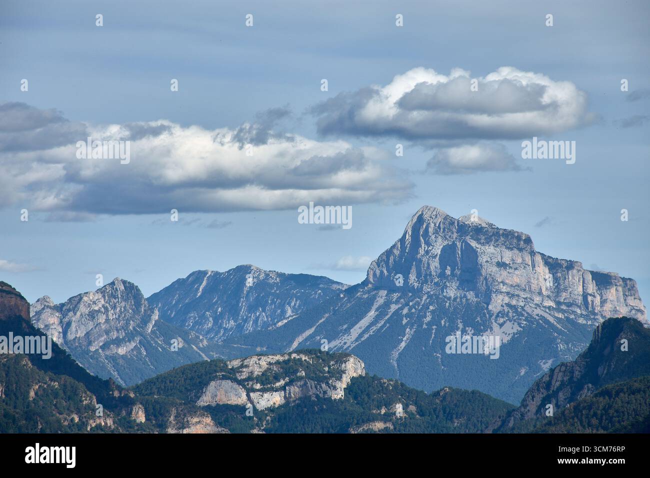 Monte Perdido s'élève majestueusement au-dessus de l'horizon vu d'Ainsa, dans la province de Huesca. Le contraste entre les champs ruraux, les collines verdoyantes, Banque D'Images