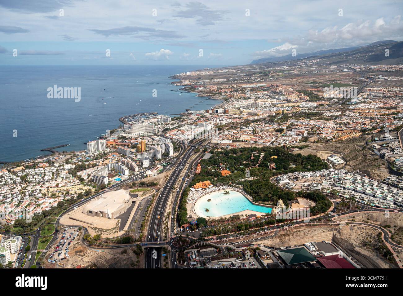 Une ville avec un grand plan d'eau en arrière-plan. La ville est pleine de bâtiments et une grande piscine est visible Banque D'Images