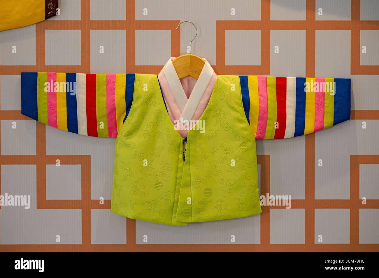 Veste hanbok traditionnelle coréenne colorée exposée sur un cintre Banque D'Images