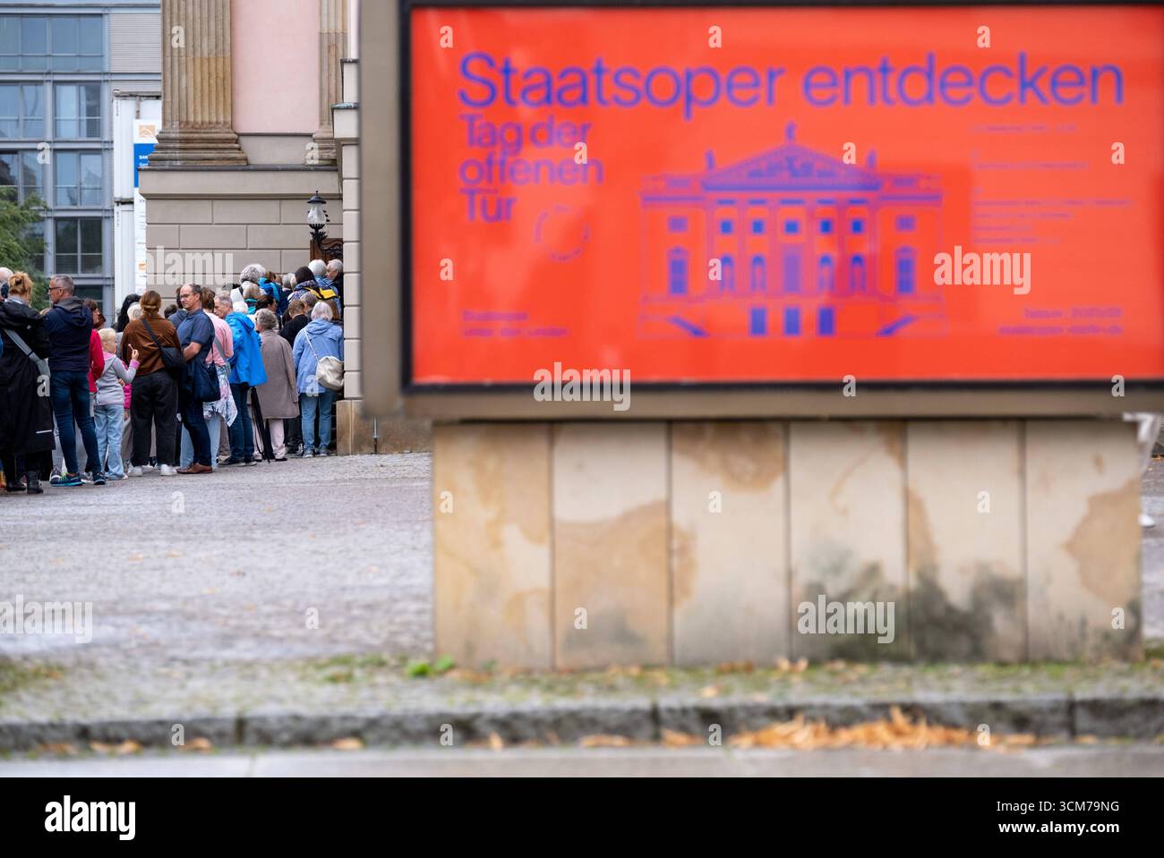 Besucher beim Tag der offenen Tür in der Staatsoper Unter den Linden à Berlin. / Visiteurs à la journée portes ouvertes du Staatsoper Unter den Linden à Berlin. Snapshot-Photography/K.M.Krause *** visiteurs à la journée portes ouvertes au Staatsoper Unter den Linden à Berlin visiteurs à la journée portes ouvertes au Staatsoper Unter den Linden à Berlin photographie K M Krause Banque D'Images