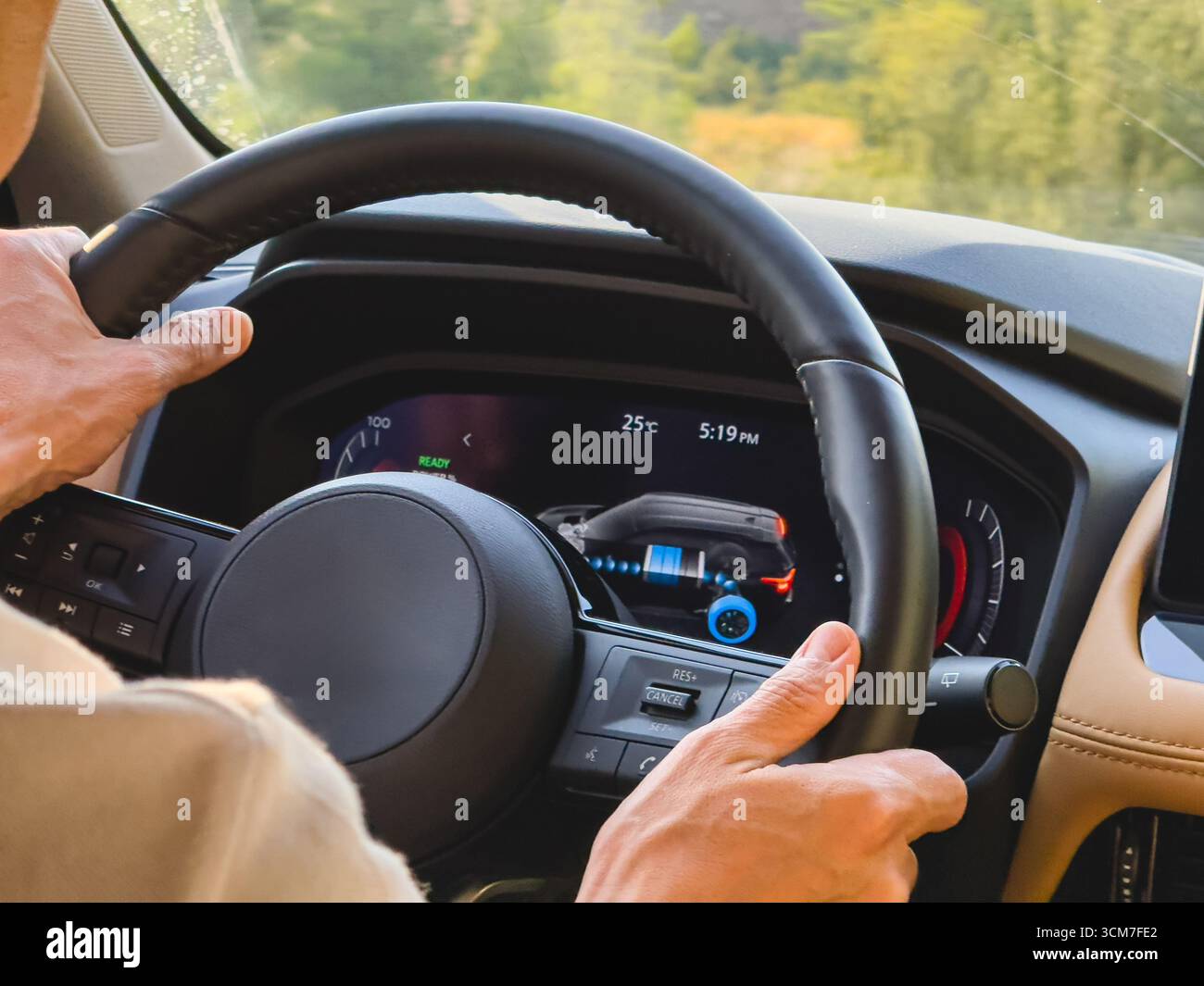 Gros plan du volant d'un véhicule hybride avec affichage du flux d'énergie sur le tableau de bord Banque D'Images