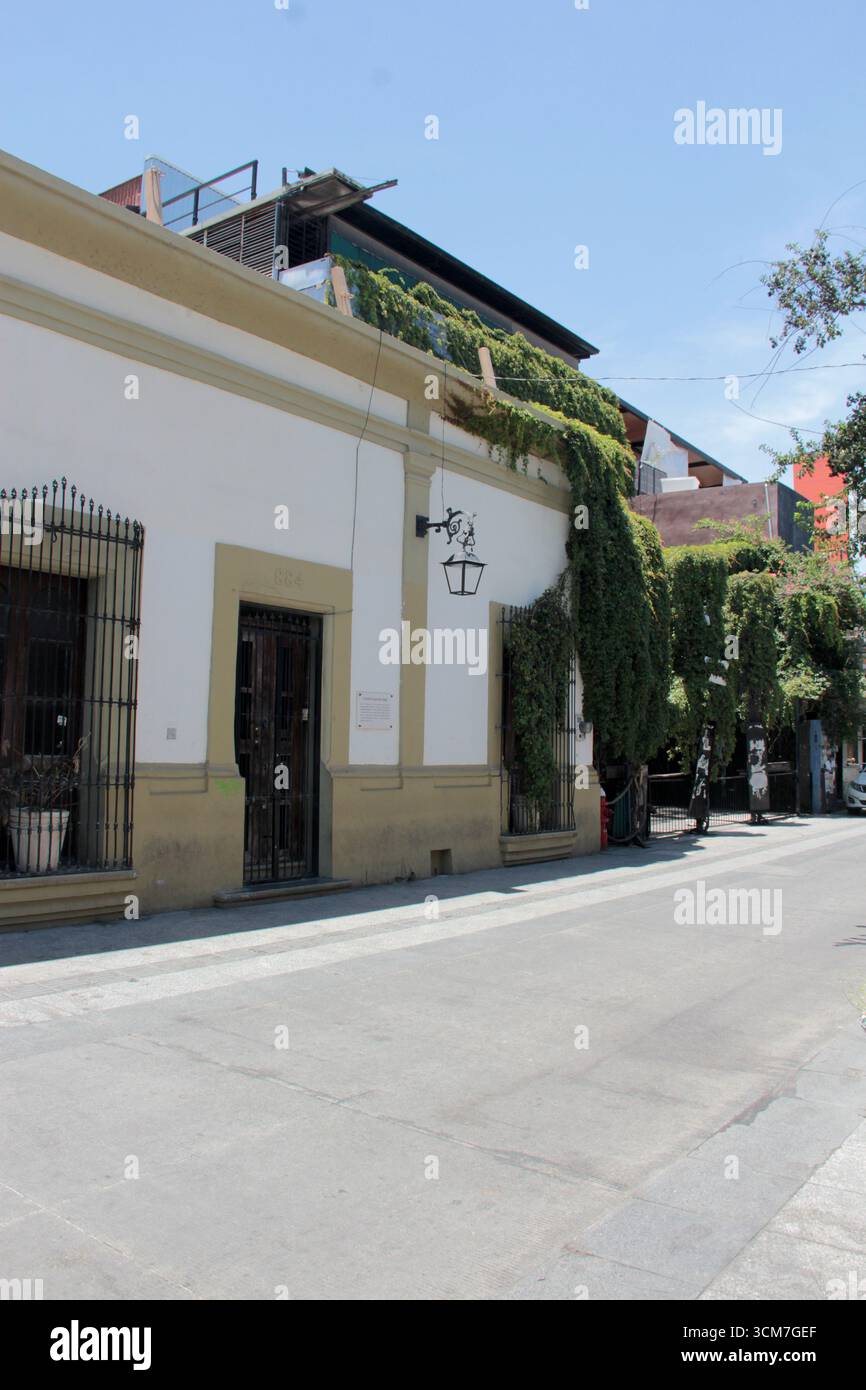 Portes et fenêtres de maisons de style colonial dans la vieille ville du centre-ville de Monterrey, capitale de Nuevo Leon, Mexique Banque D'Images