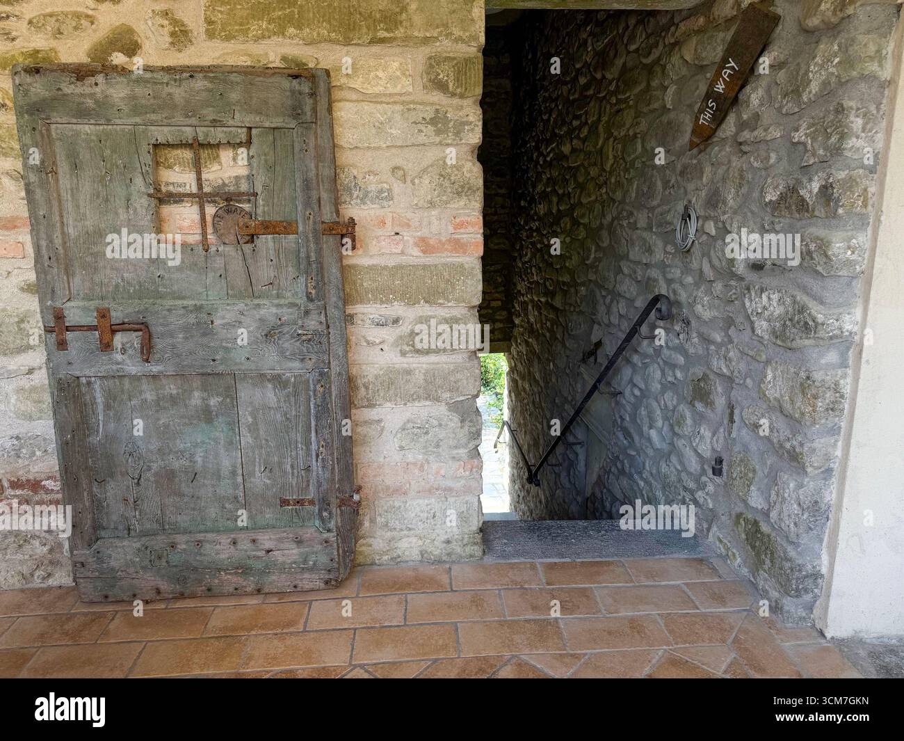 Une porte détachée vieille de plusieurs siècles faisait partie d'un ancien moulin à eau dans le hameau de Pisara dans la province de Massa-Carrara - une région montagneuse dans le Nor - Image de stock capturée avec un smartphone