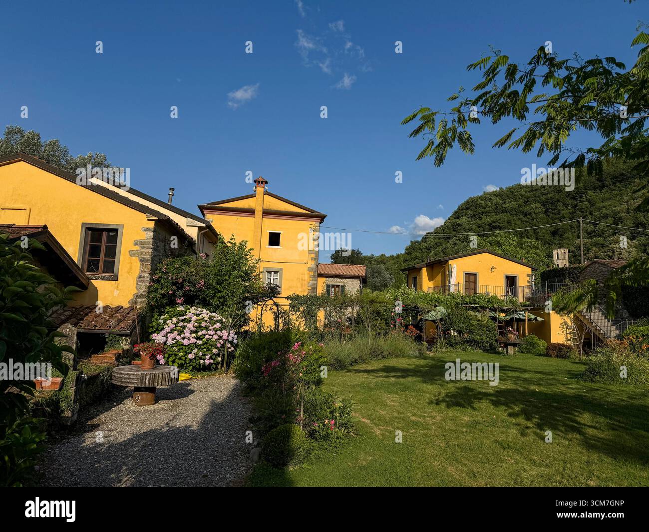 Jardin italien les bâtiments historiques du XVIIe siècle d'un moulin à eau dans le hameau de Pisara où l'eau était alimentée par le Fiume Rosaro voisin, (Rosaro R - Image de stock capturée avec un smartphone
