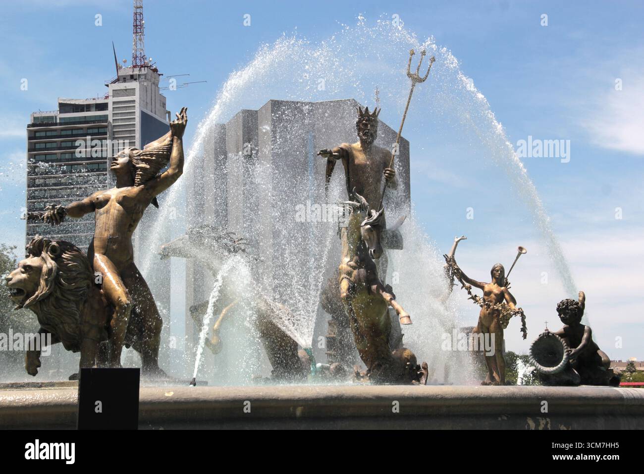 Monterrey, Nuevo Leon, Mexique - 30 juillet 2025 : la fontaine de Neptune ou de la vie est le monument central de la Macroplaza de la ville de Monterrey Banque D'Images