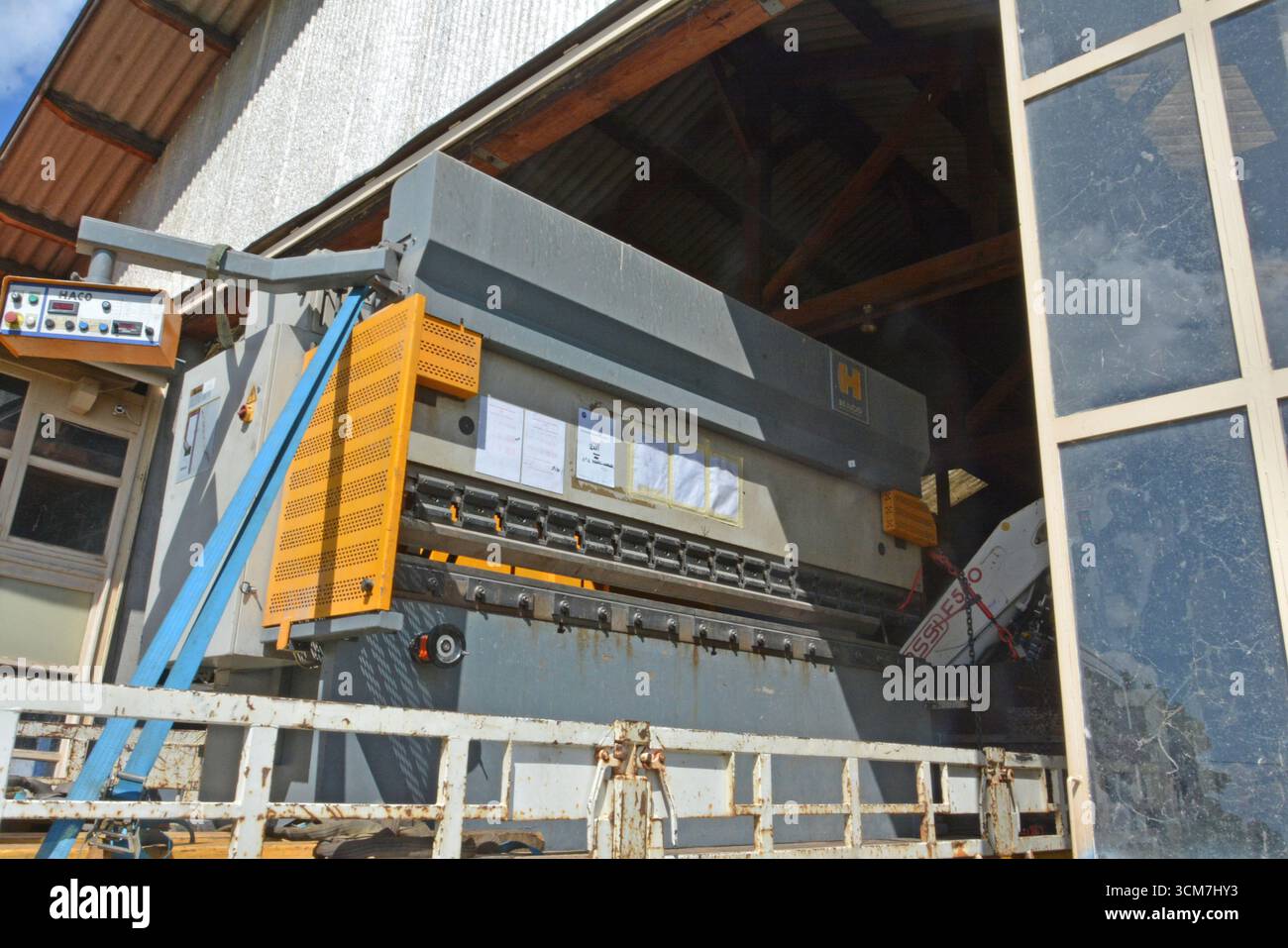 af camion livraison une plieuse dans un atelier industriel ; Randan, Puy-de-Dôme, Auvergne-Rhonr-Alpes, France Banque D'Images af camion livraison une plieuse dans un atelier industriel ; Randan, Puy-de-Dôme, Auvergne-Rhonr-Alpes, France Banque D'Images