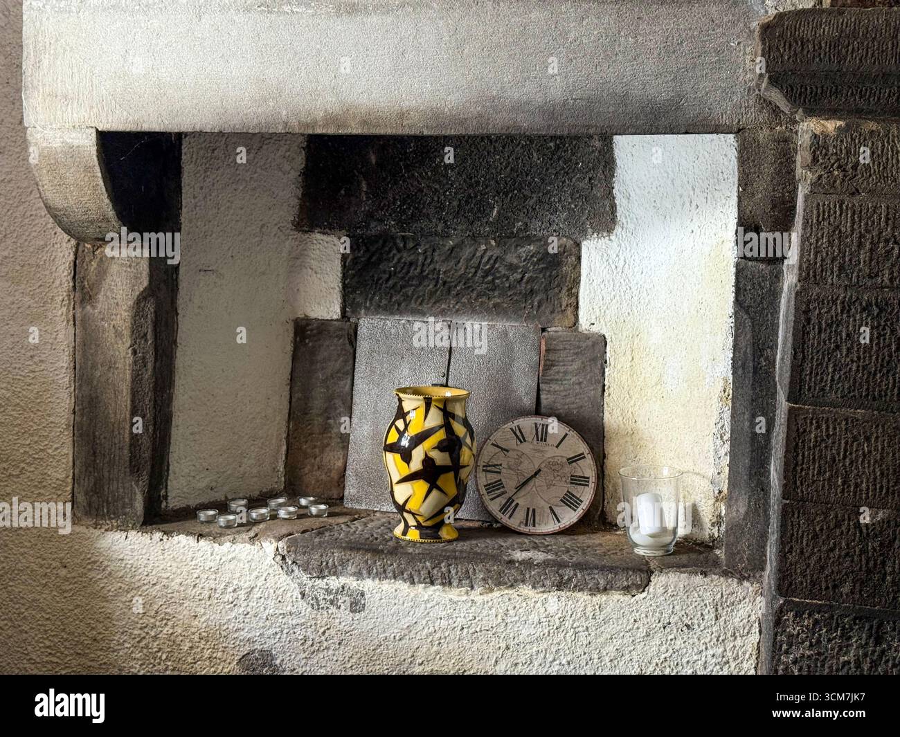 Ornements sur une étagère dans la salle à manger au monastère du 6ème siècle appelé 11 convento del Carmine est près de la petite ville médiévale de Fivizzano en t - Image de stock capturée avec un smartphone