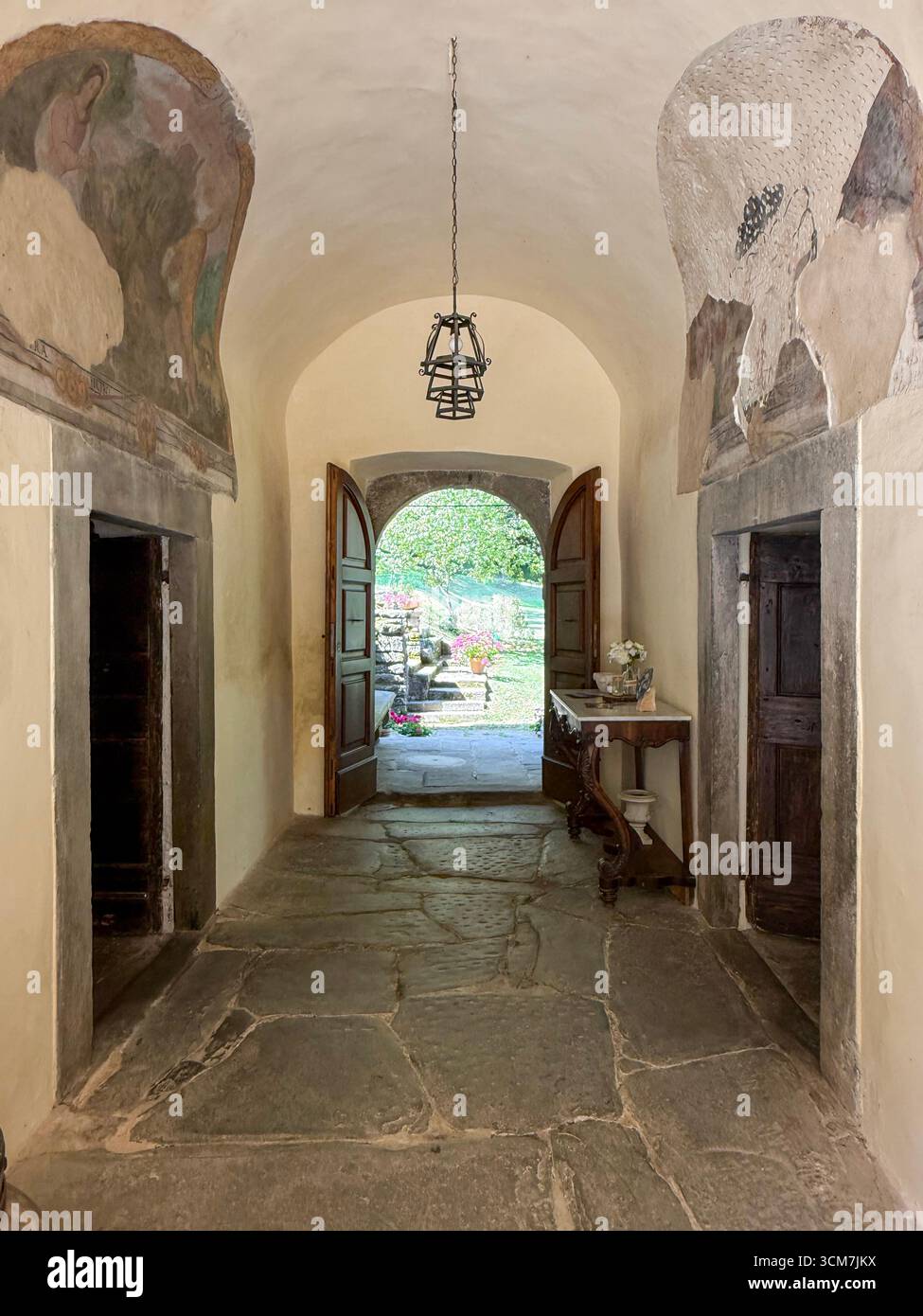 Par l'entrée principale menant à la cour centrale au monastère du 6ème siècle appelé 11 convento del Carmine est près du petit t médiéval - Image de stock capturée avec un smartphone