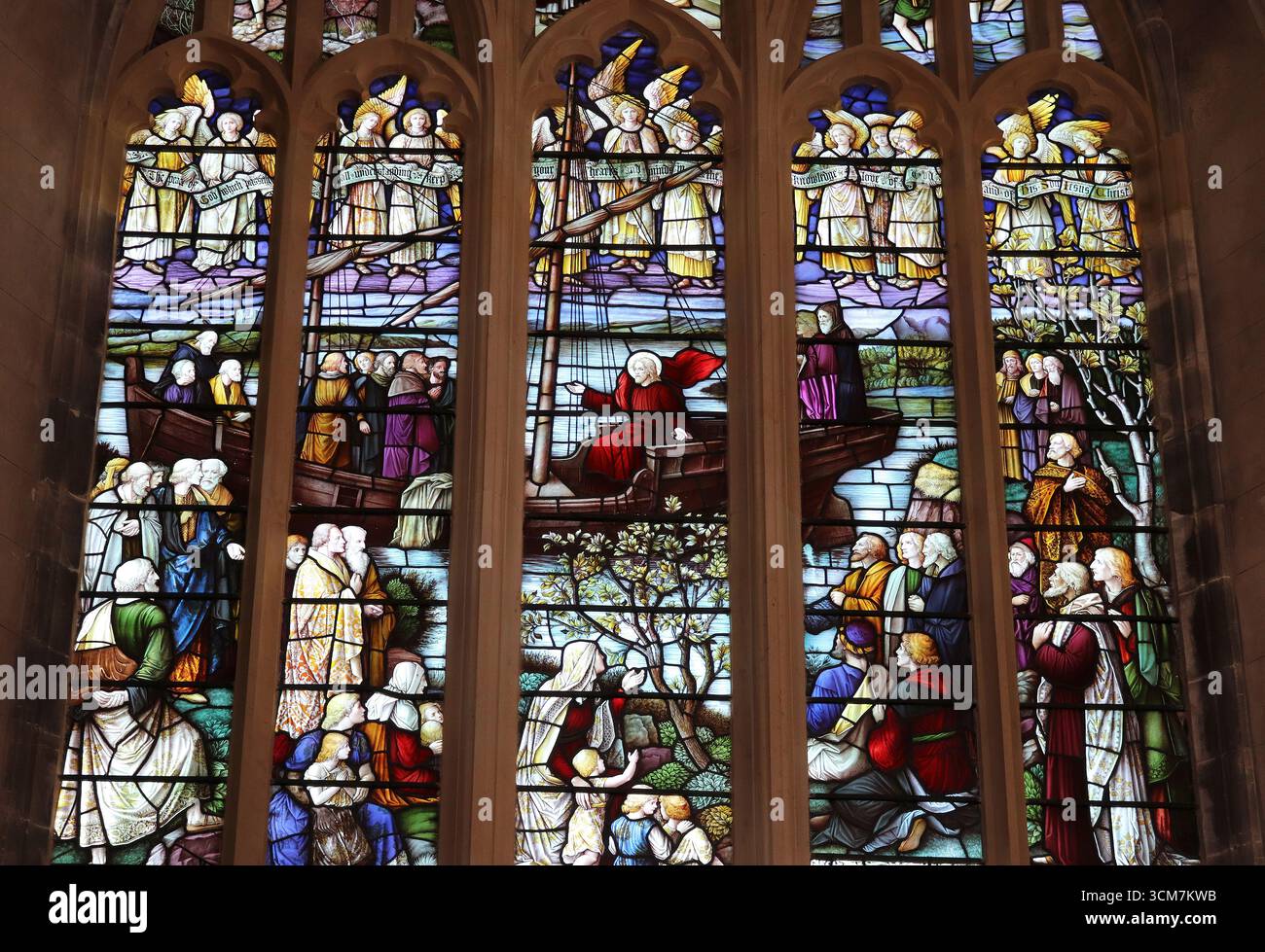 Jésus enseigne depuis un bateau sur la mer de Galilée à des foules de gens Banque D'Images