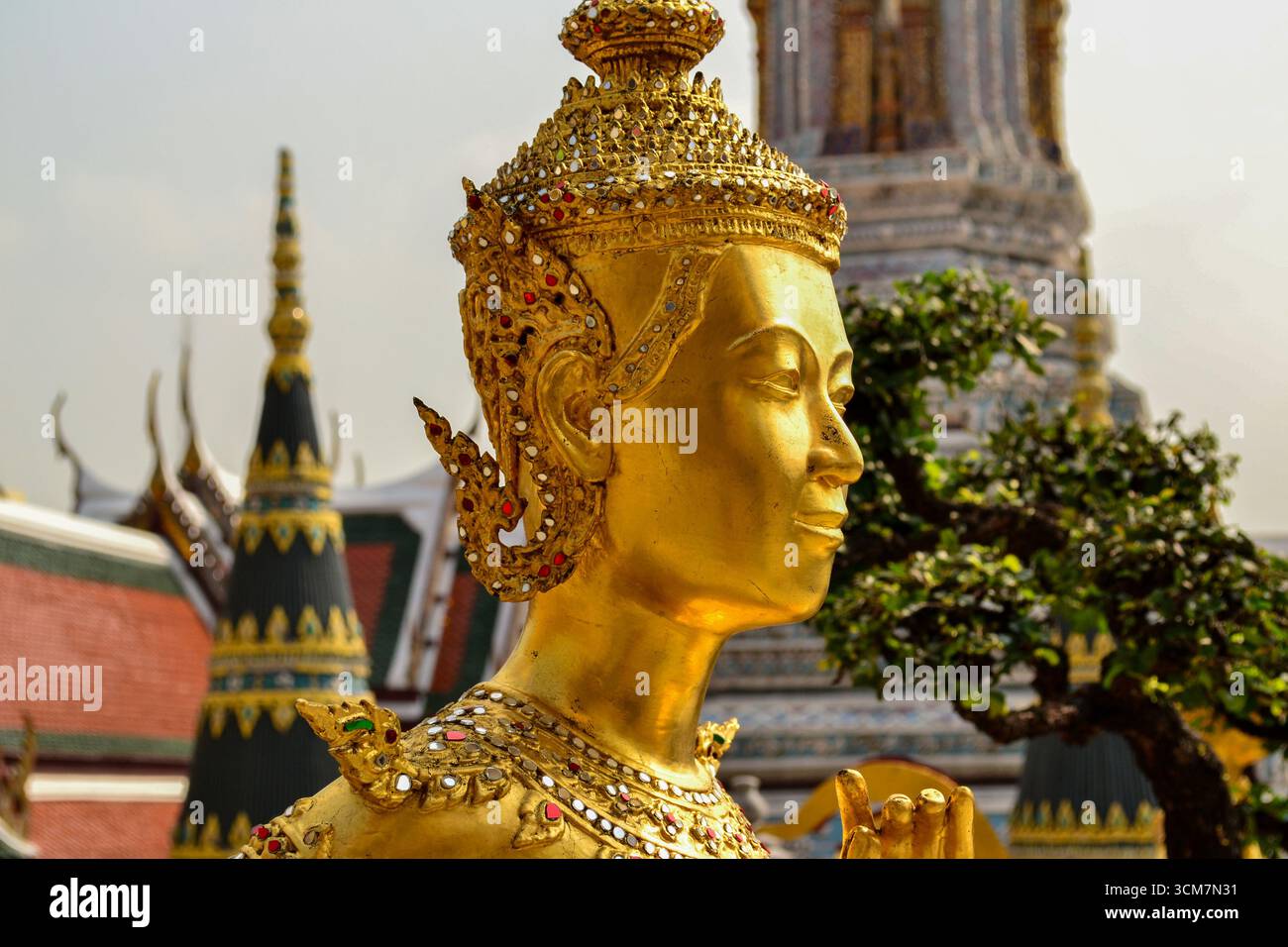 Statue dorée de Kinnari à l'intérieur du Grand Palais de Wat Phra Kaew, Bangkok, Thaïlande Banque D'Images