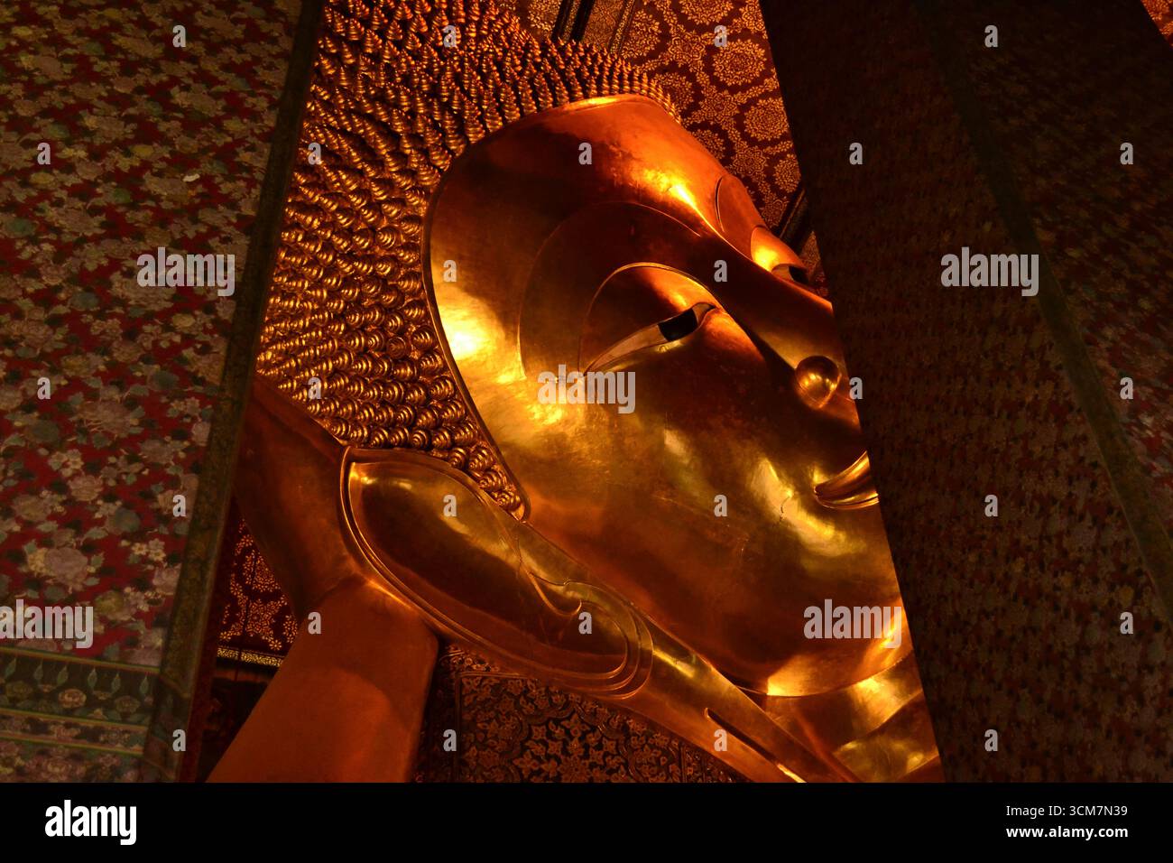 Le Bouddha couché dans le temple Wat Pho, Bangokok, Thaïlande, Banque D'Images